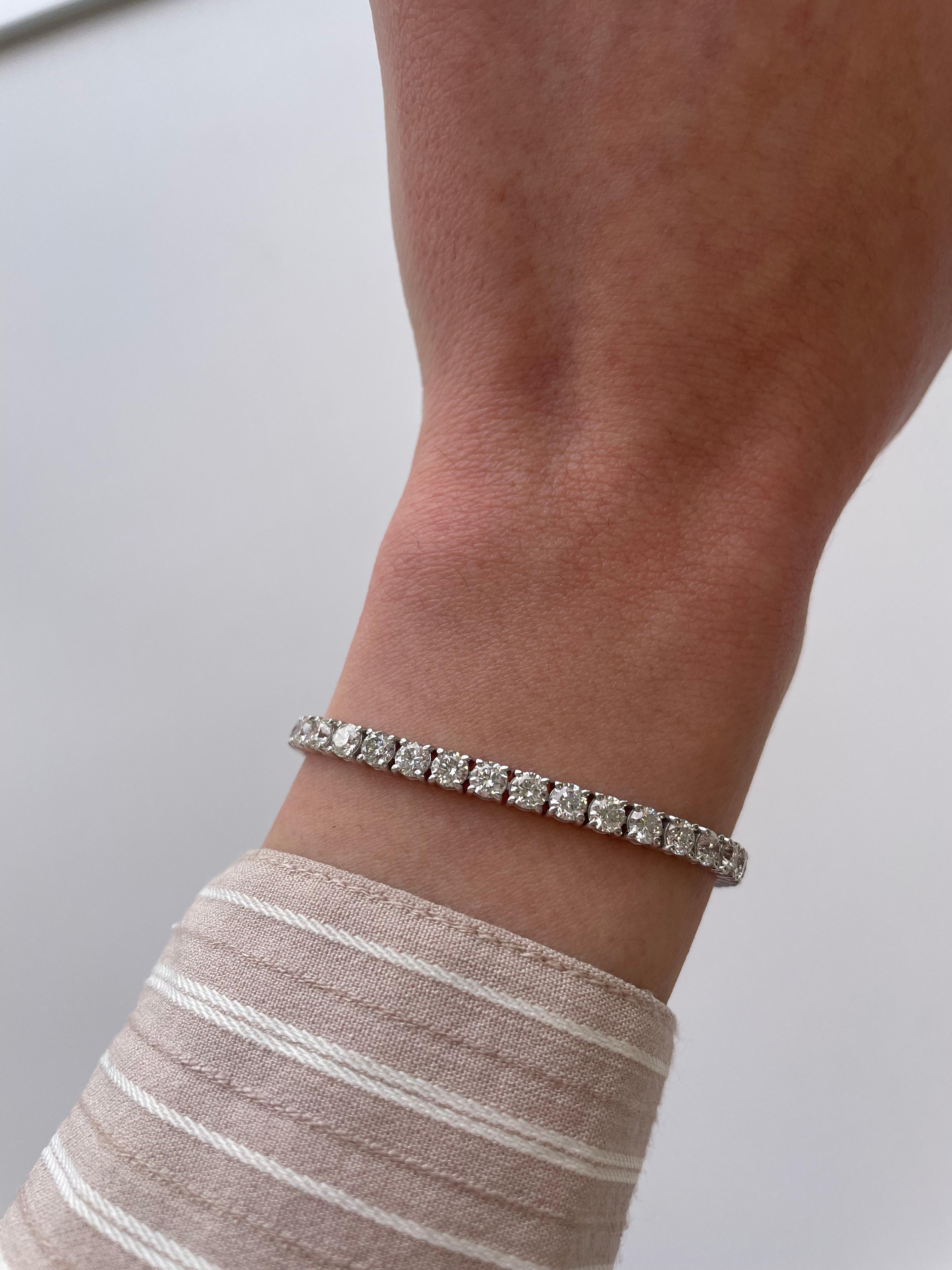 Squisito e intramontabile bracciale tennis con diamanti, firmato Alexander Beverly Hills.
45 diamanti tondi taglio brillante, 8,33 carati. Colore D-F e purezza SI. Quattro punte incastonate in oro bianco 18 carati, 10,57 grammi, 7 pollici. 
Su