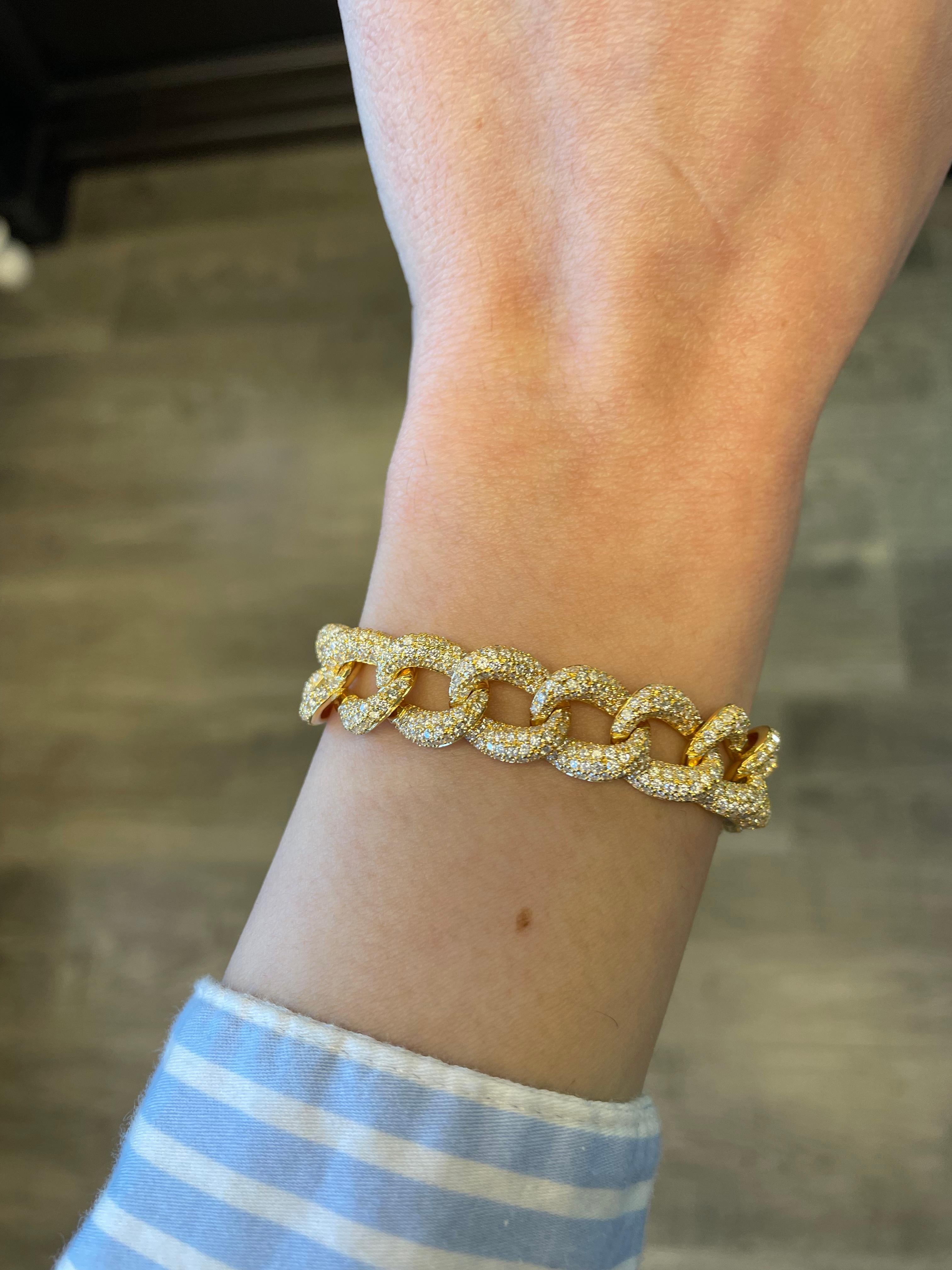 Modern diamond cuban link bracelet. High jewelry by Alexander Beverly Hills.
1290 round brilliant diamonds, 9.11 carats total. Approximately G/H color and VS2/SI1 clarity. 18k yellow gold, 45.55 grams, and 12mm width.
Accommodated with an up-to-date