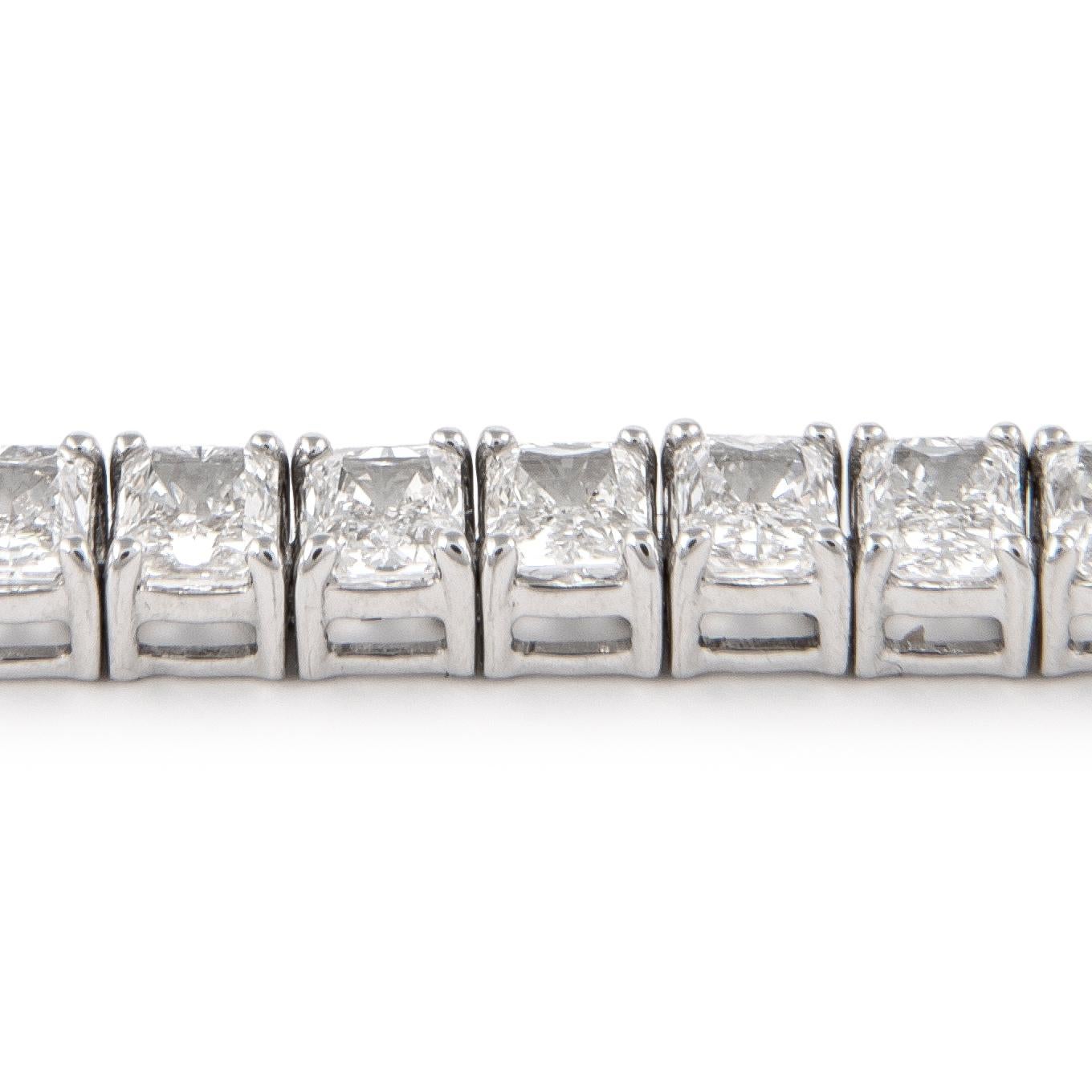 Alexander 9,54 Karat Radiant Diamant Tennis Armband 18-Karat Weißgold (Moderne) im Angebot