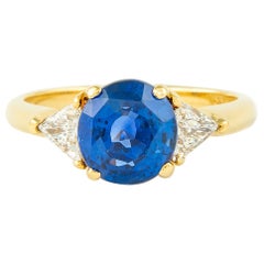 Alexander AGL Anello a tre pietre con zaffiro birmano senza calore e diamanti da 3,14 ct.