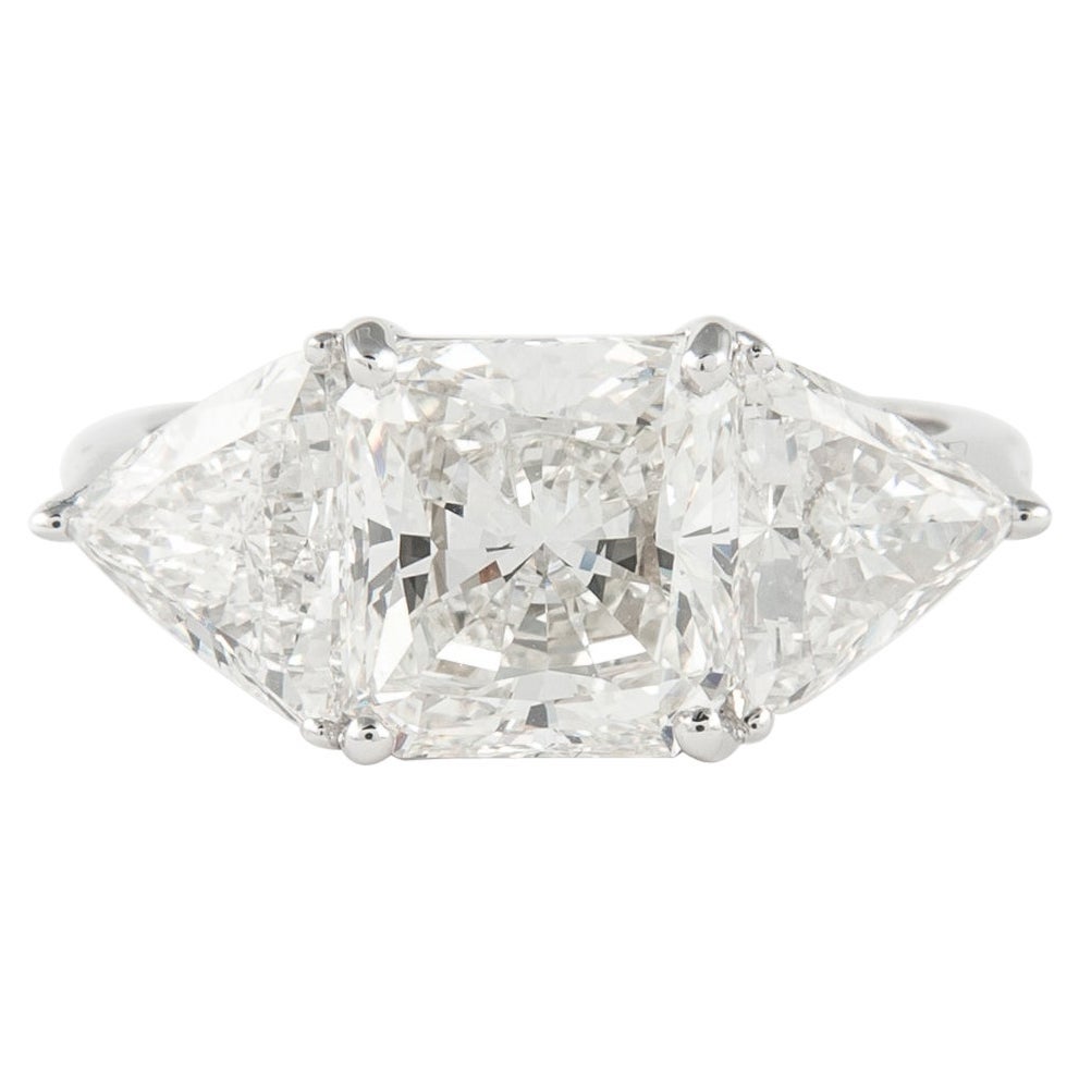Alexander, bague à trois pierres 18 carats avec diamant taille radiant de 3,00 carats certifié GIA