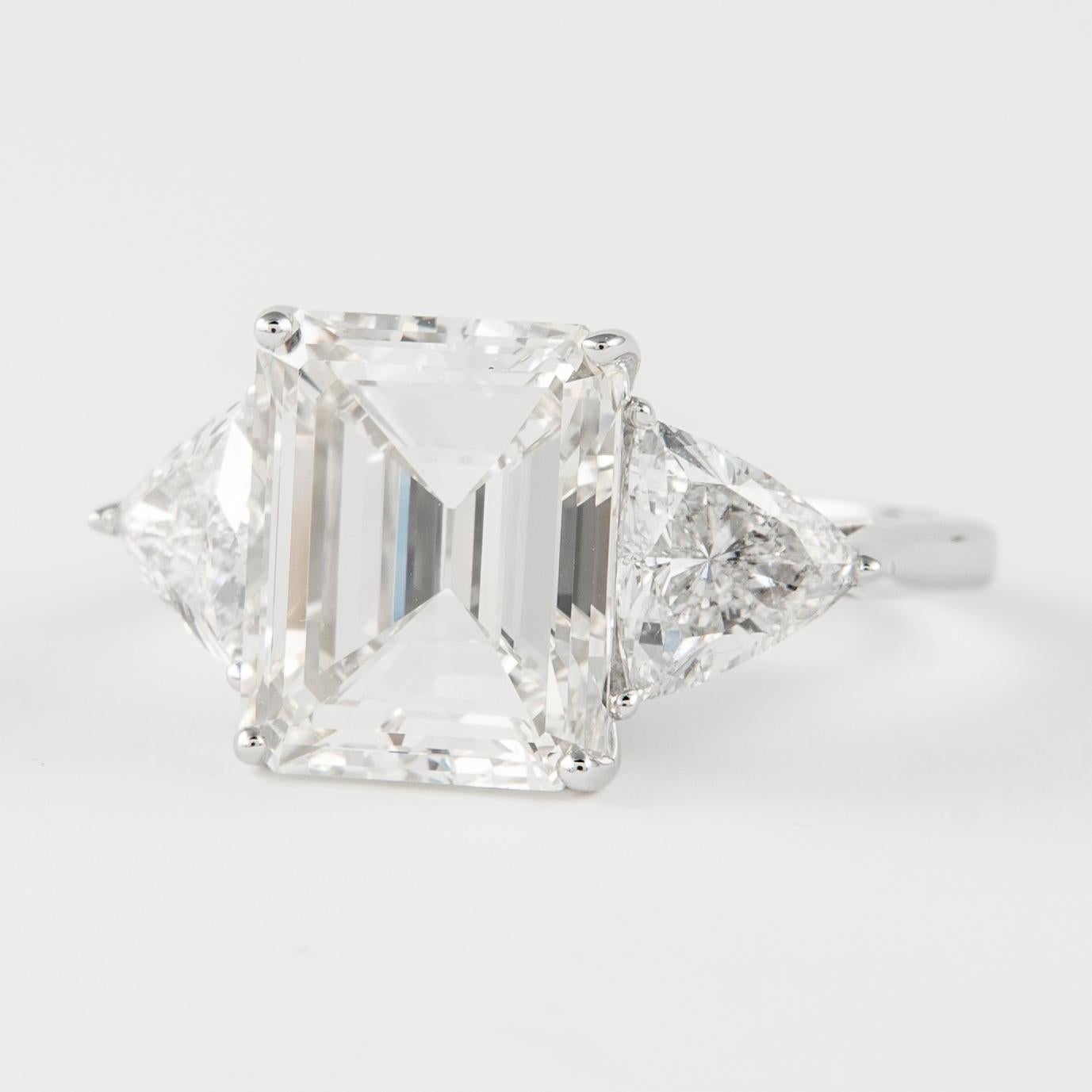 Taglio smeraldo Alexander All GIA Certified 5,20 Carat Emerald Cut Diamond Three-Stone Ring 18k in vendita