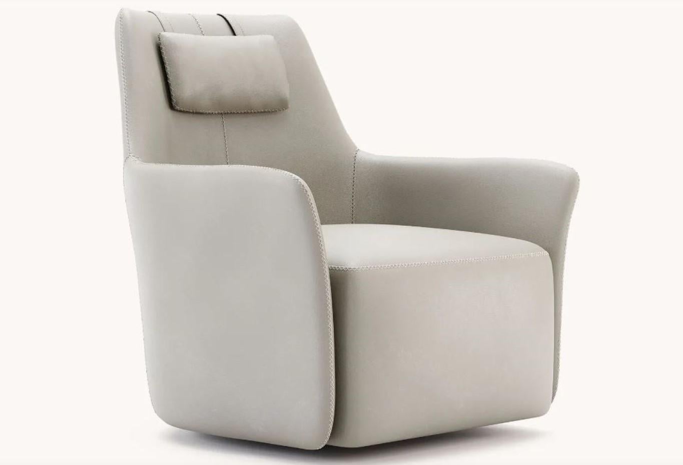 Sillón Alexander de Domkapa
Materiales: Piel natural, metal cepillado en oro rosa.
Dimensiones: An 88 x Pr 90 x Al 96 cm.
También disponible en distintos materiales. Póngase en contacto con nosotros.

Alexander es una solución muy innovadora