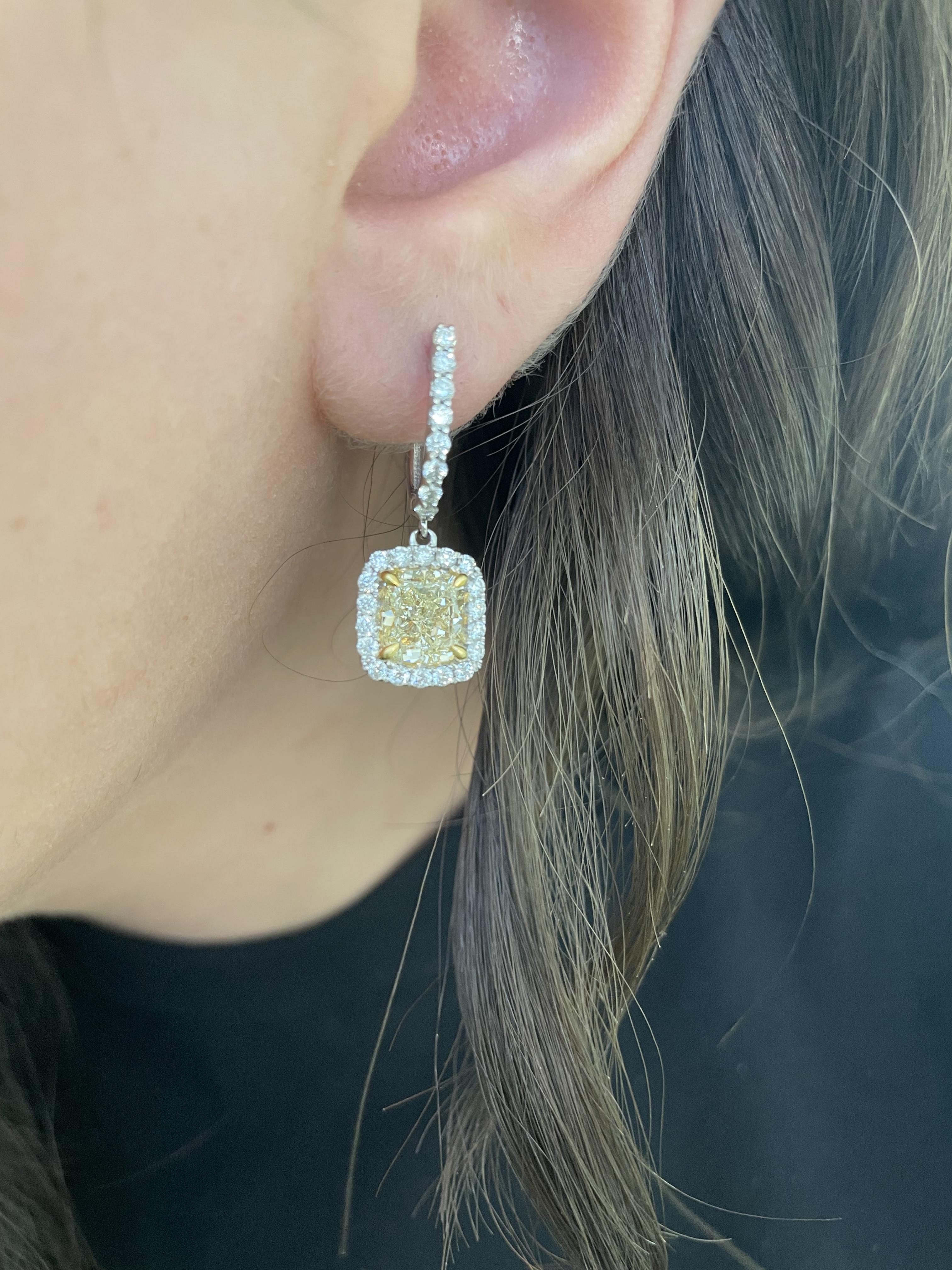 Atemberaubende gelbe Diamant-Tropfenohrringe mit Halo, EGL zertifiziert. Hochwertige Schmuckstücke von Alexander Beverly Hills.
5,02 Karat Gesamtgewicht der Diamanten.
2 Diamanten im Kissenschliff, 4,04 Karat. Beide Fancy Light Yellow Farbe und VS2