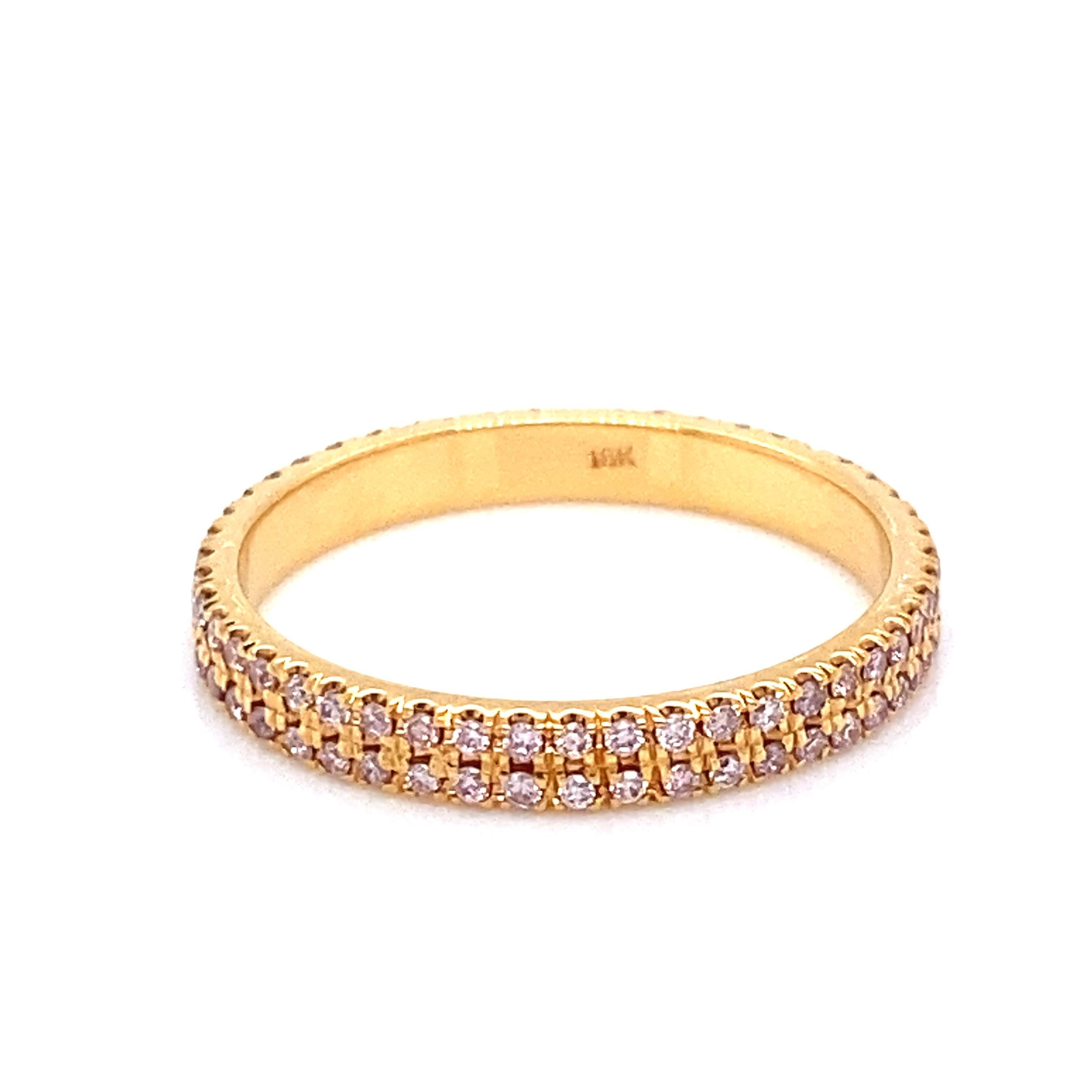 Bellissima fascia per l'eternità con doppia fila di diamanti rosa. Di Alexander Beverly Hills.
96 diamanti rotondi, 0,38 carati. Colore rosa approssimativo e purezza SI. Incastonato in oro rosa 18 carati, 2,25 grammi, misura 6.
Su richiesta, una
