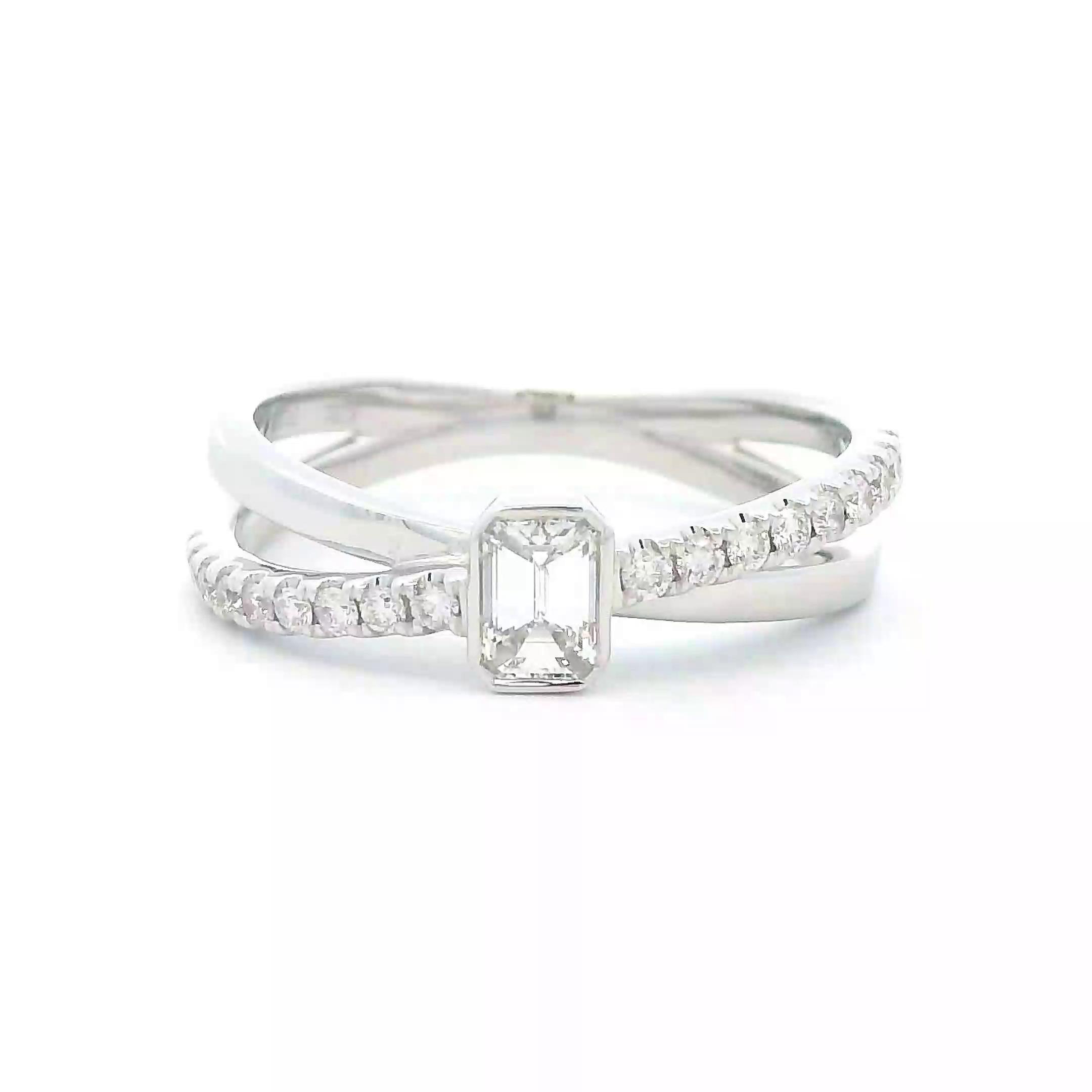 Hübscher, natürlicher Diamantring mit Smaragdschliff, von Alexander Beverly Hills.
0,51 Karat Gesamtgewicht der Diamanten.
Ein Diamant im Smaragdschliff, 0,31 Karat. Ungefährer Farbgrad E/F und Reinheitsgrad VVS. 18 runde Diamanten, 0,20ct. Ungefähr