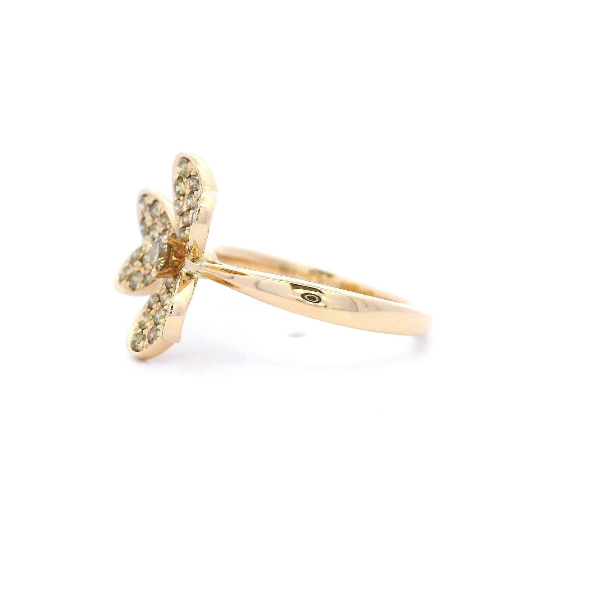 Ravissante bague florale en diamant jaune naturel, par Alexander Beverly Hills.
43 diamants ronds, 1,29 carats. Environ diamants de couleur jaune verdâtre brunâtre, pureté SI. Or jaune 18 carats, 4,53 grammes, taille 6,25.
Sur demande, une