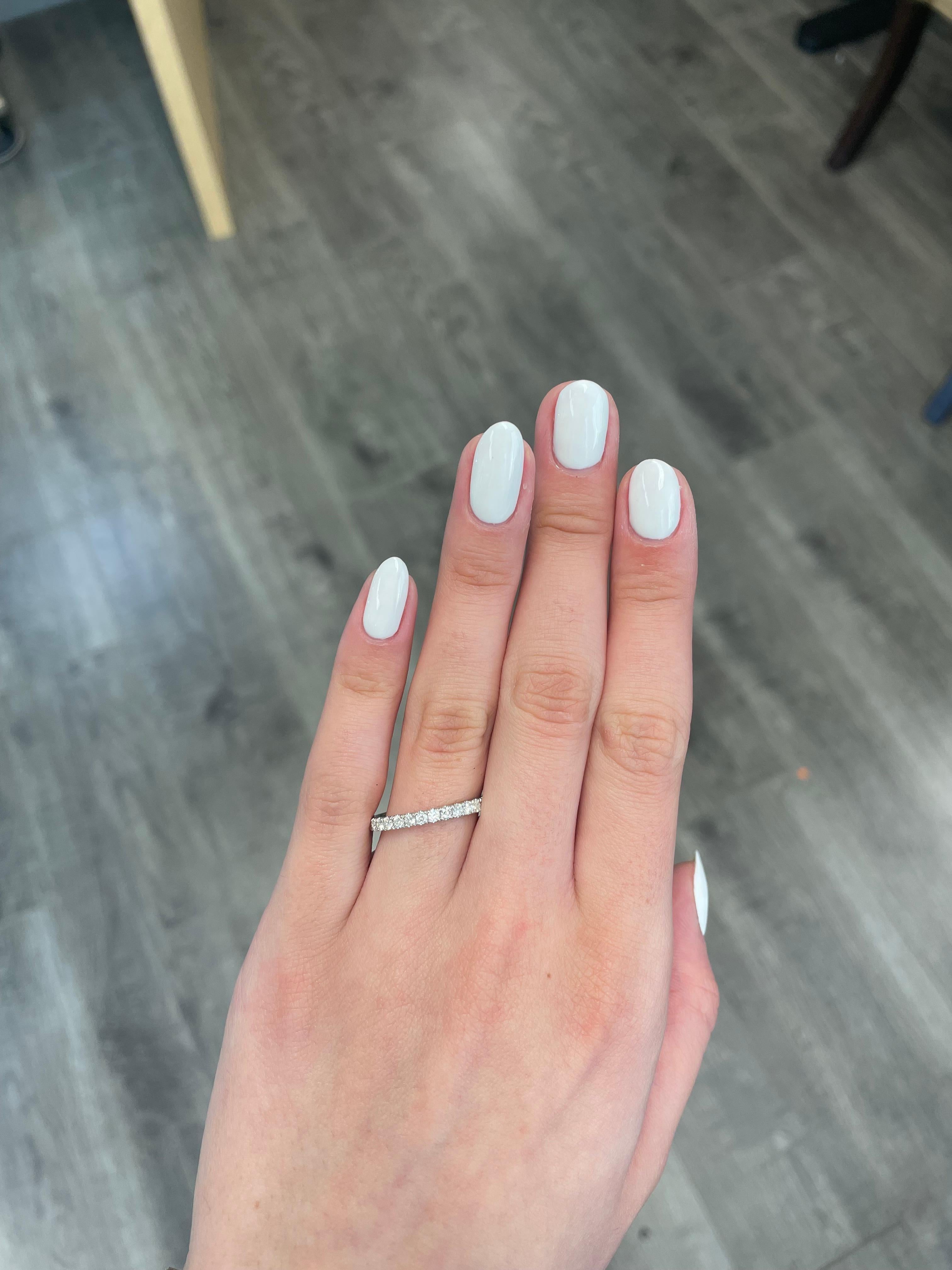 Zeitloser Ehering mit Naturdiamanten, ganzer Ring.
31 runde Brillanten, insgesamt 0,79 Karat. Ungefähr G/H Farbe und SI Klarheit. Fassung aus 18 Karat Weißgold, Größe 7.
Auf Anfrage wird eine aktuelle digitale Bewertung durch ein GIA G.G. nach dem