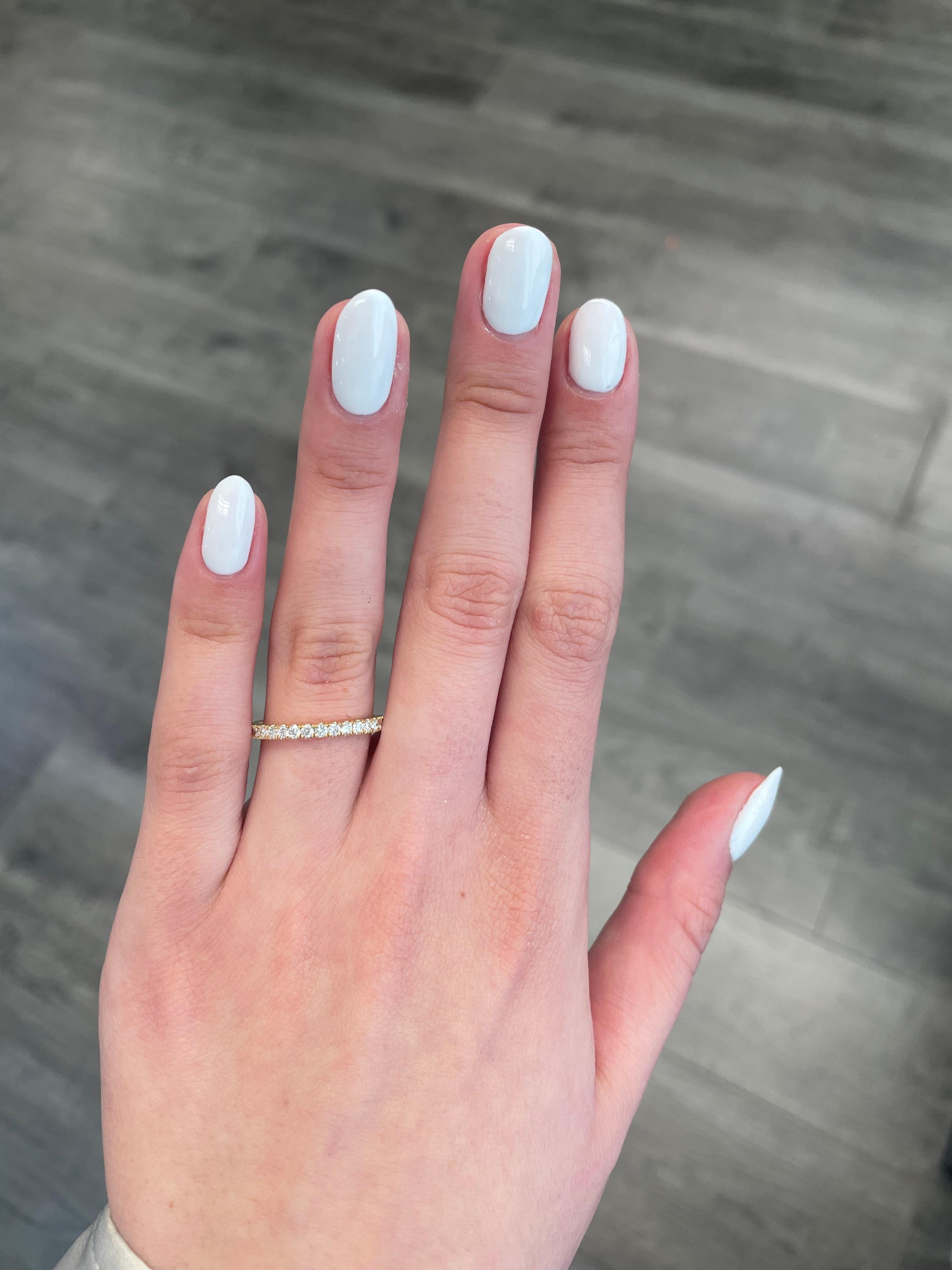 Zeitloser Ehering mit Naturdiamanten, ganzer Ring.
31 runde Brillanten, insgesamt 0,80 Karat. Ungefähr G/H Farbe und SI Klarheit. Fassung aus 18 Karat Roségold, Größe 6,5.
Auf Anfrage wird eine aktuelle digitale Bewertung durch ein GIA G.G. nach dem
