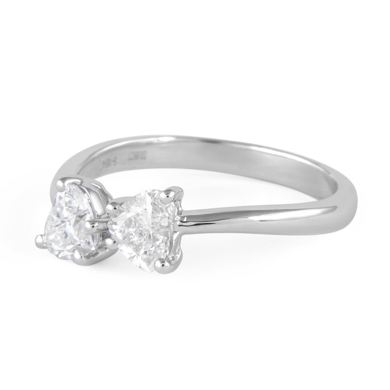 Stupendo anello moderno con diamante fluttuante a gambo aperto toi et moi, di Alexander Beverly Hills.
2 diamanti a forma di cuore, 0,91 carati. Colore F/G e purezza SI. Oro bianco 18 carati, 3,17 grammi, misura attuale dell'anello 6,5.
Su