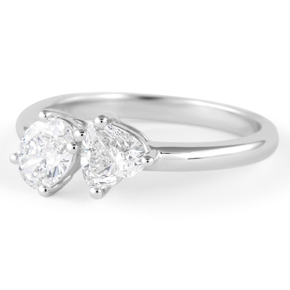 Atemberaubender, moderner, offener Diamantring toi et moi von Alexander Beverly Hills.
1 herzförmiger Diamant und 1 ovaler Diamant, insgesamt 0,98 Karat. Ungefährer Farbgrad F/G und Reinheitsgrad SI. 18 Karat Weißgold, 3,15 Gramm, aktuelle Ringgröße