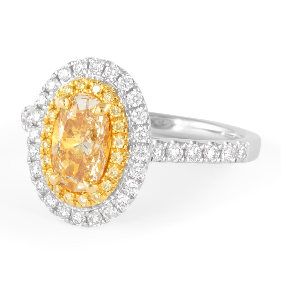 Whiting, bague moderne certifiée EGL, diamant naturel de couleur jaune brunâtre et double halo de diamant jaune, en or blanc et jaune 18 carats.
Haute joaillerie par Alexander Beverly Hills.
Poids total des diamants : 1,47 carats.
Diamant ovale de