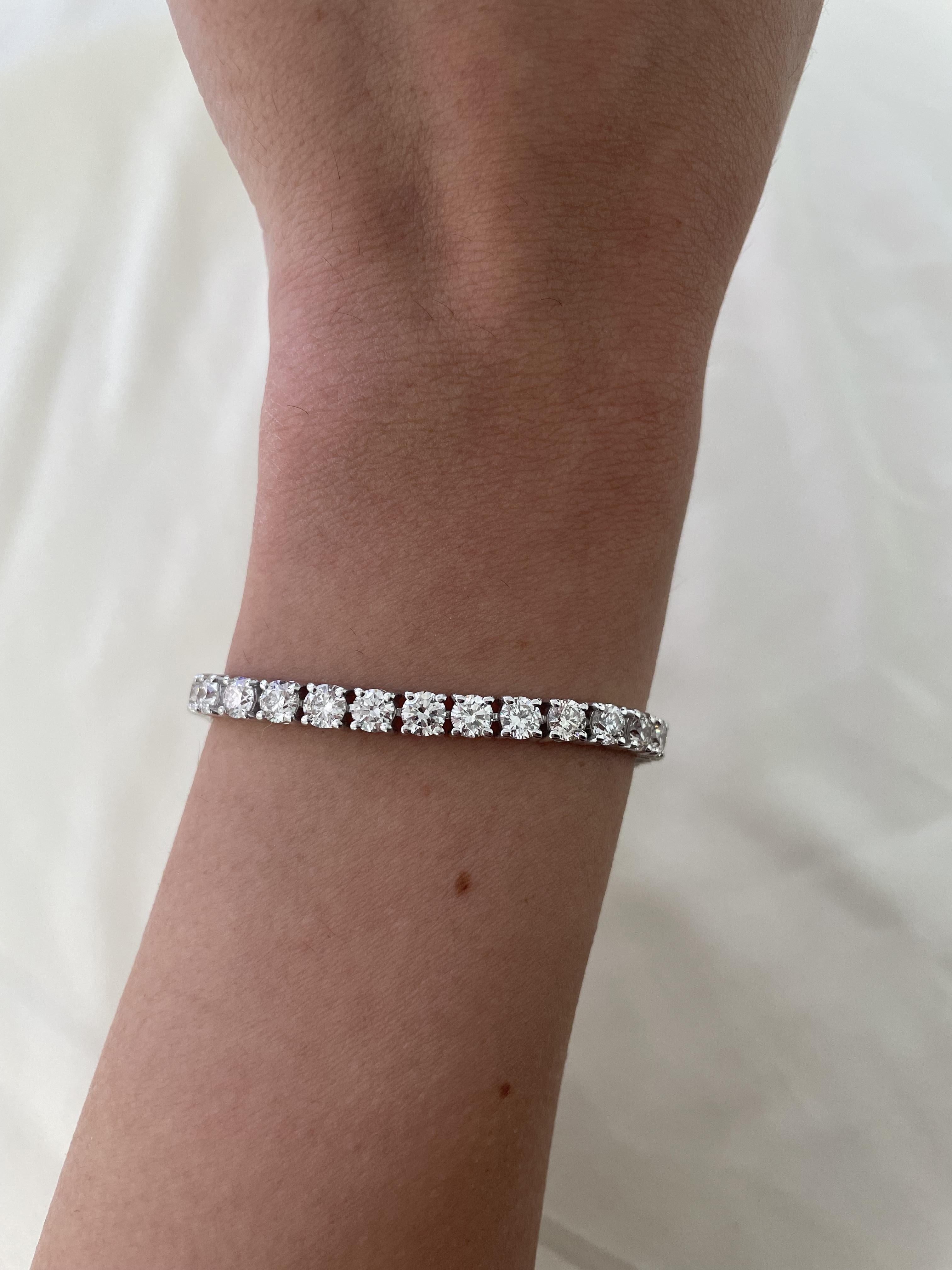 Exquisites und zeitloses Tennisarmband mit Diamanten von Alexander Beverly Hills.
38 runde Brillanten, 10,49 Karat. Ungefähr Farbe G und Reinheit VS1. Vier Zacken in 18k Weißgold, 13,83 Gramm, 7 Zoll.
Auf Anfrage wird eine aktuelle digitale