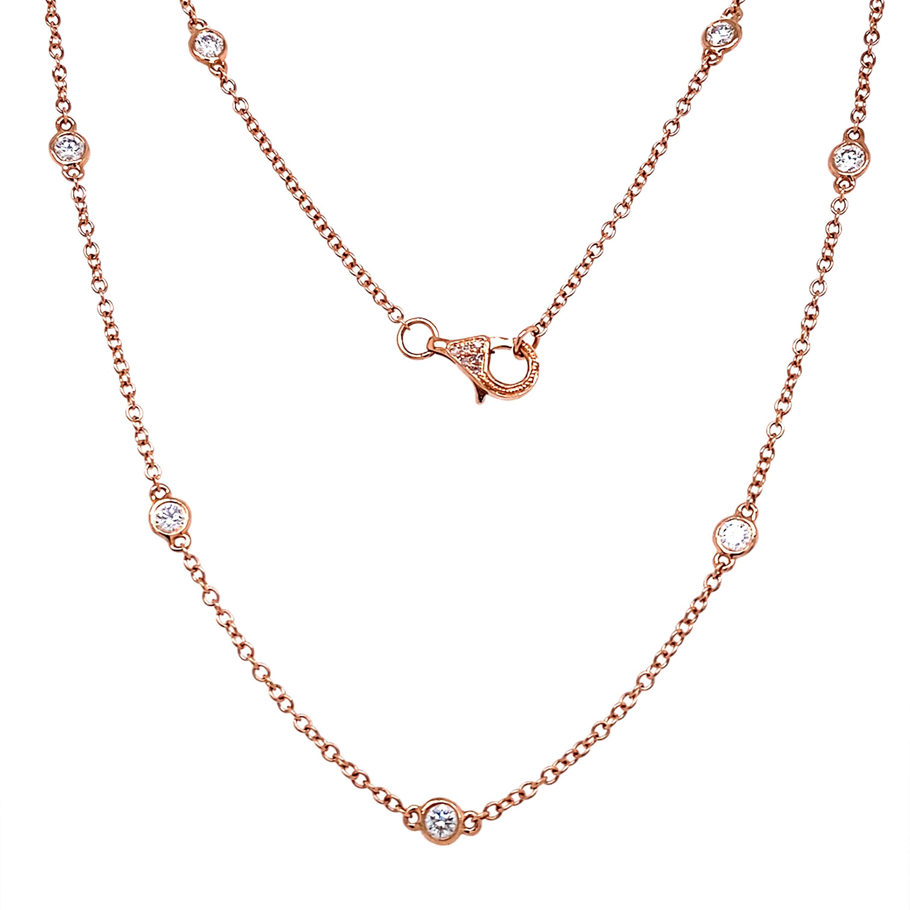 Squisita collana moderna con diamanti tondi taglio brillante. Di Alexander Beverly Hills.
23 diamanti tondi brillanti, per un totale di 1,04 carati. Colore D-F e purezza VS2/SI1. Lunetta incastonata in oro rosa 18 carati, 4,12 grammi, 18 pollici.
Su