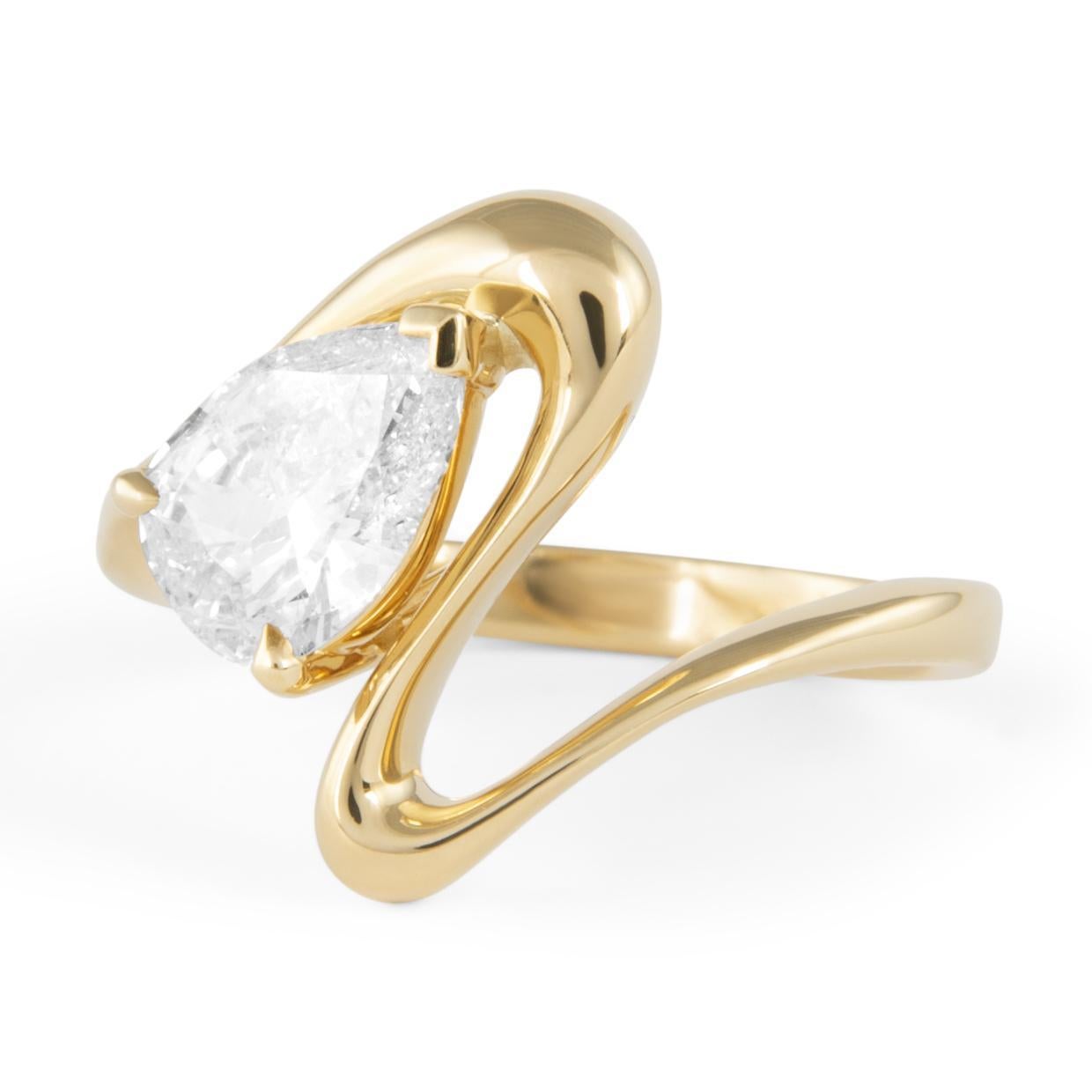 Stupendo anello moderno e astratto con diamante naturale a pera, solitario / di fidanzamento / da cocktail, in oro giallo, di Alexander Beverly Hills
Diamanti a pera brillante da 1.04 carati. Colore circa G/H e purezza SI2. Oro giallo 18 carati,