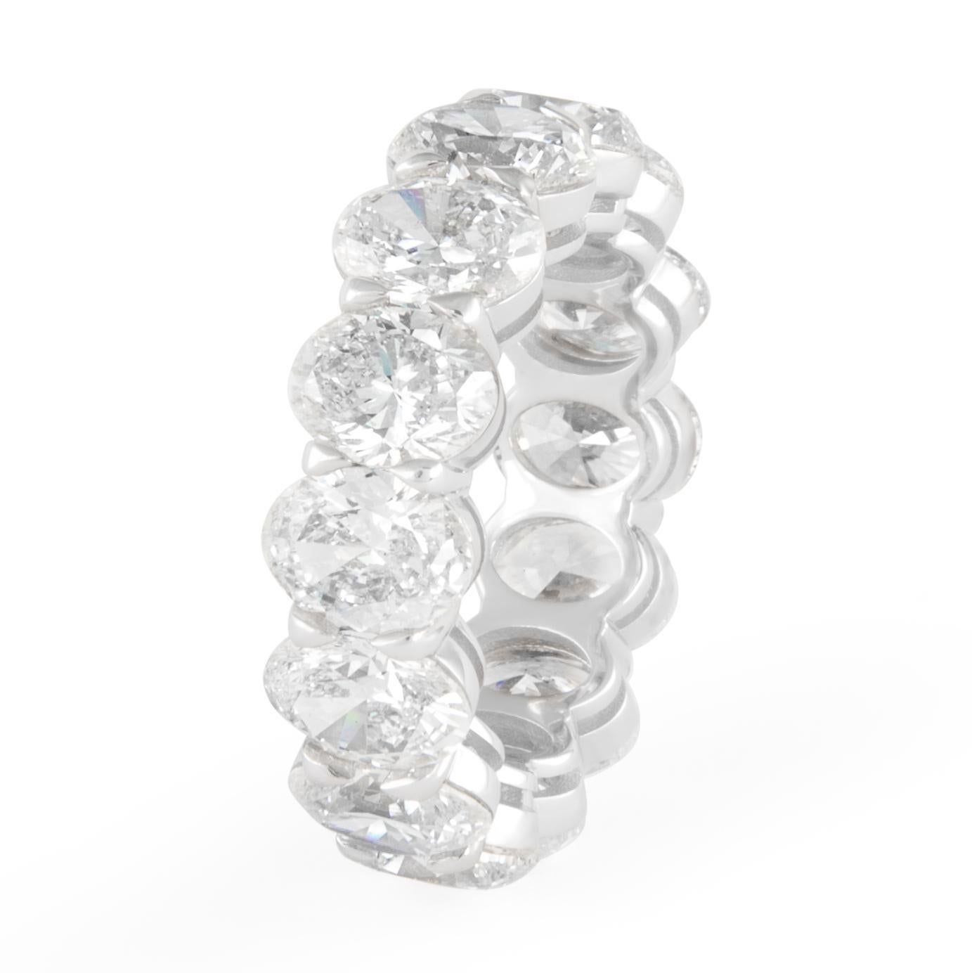 Wunderschönes Ewigkeitsarmband mit ovalem Diamantschliff. Hochwertige Schmuckstücke von Alexander Beverly Hills.
14 Diamanten im Ovalschliff, insgesamt 10,50 Karat (durchschnittlich 0,75ct). Ungefähr G/H Farbe und VS2/SI1 Reinheit. Fassung aus 18