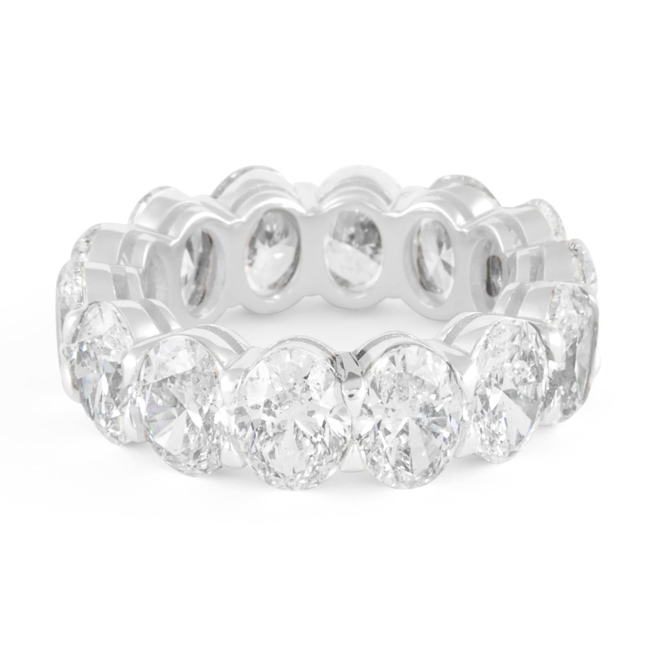 Alexander Beverly Hills 10,50ct Oval Diamant Eternity Band 18k Weißgold 6,5 (Ovalschliff) im Angebot