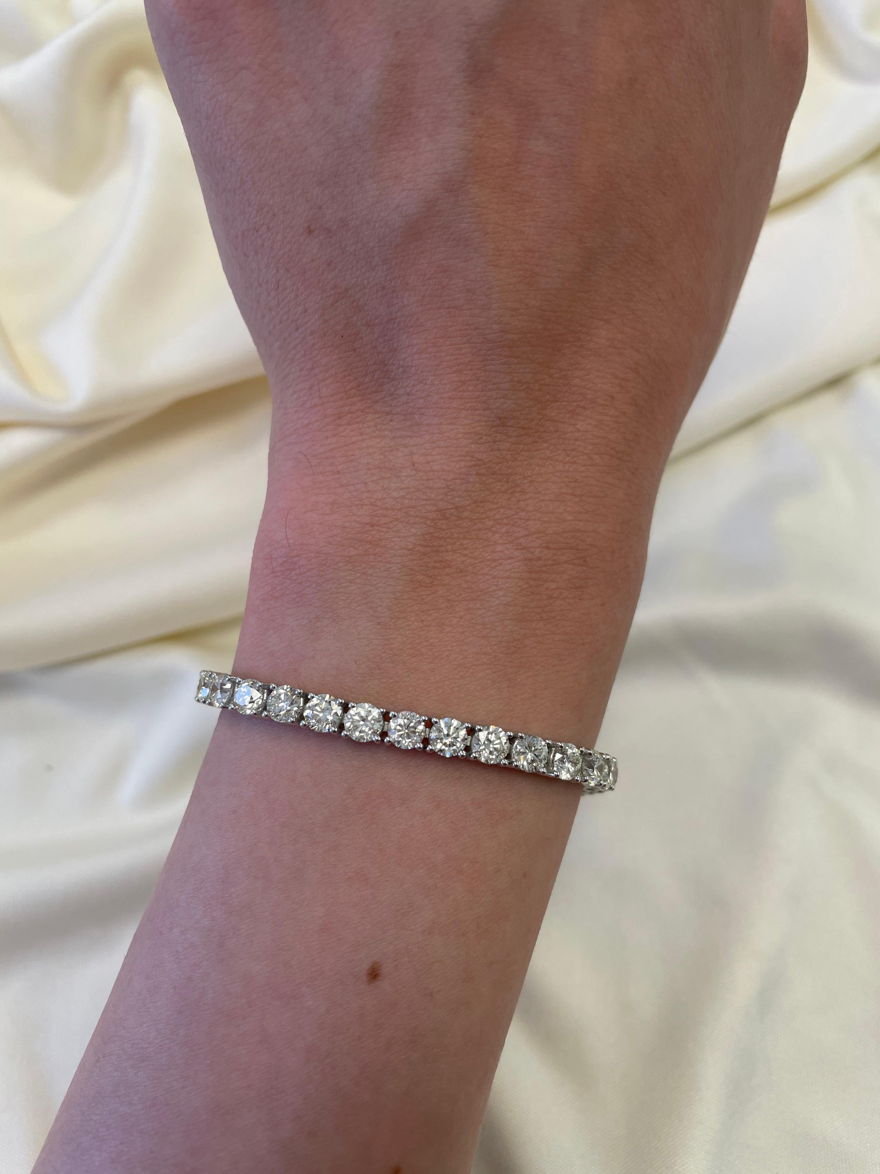 Exquisite and timeless diamonds tennis bracelet, by Alexander Beverly Hills.
38 round brilliant diamonds, 10.77 carats. Approximately H color and VS2 clarity. Four prong set in 18k white gold, 15.11 grams, 7.25 inches.
Accommodated with an