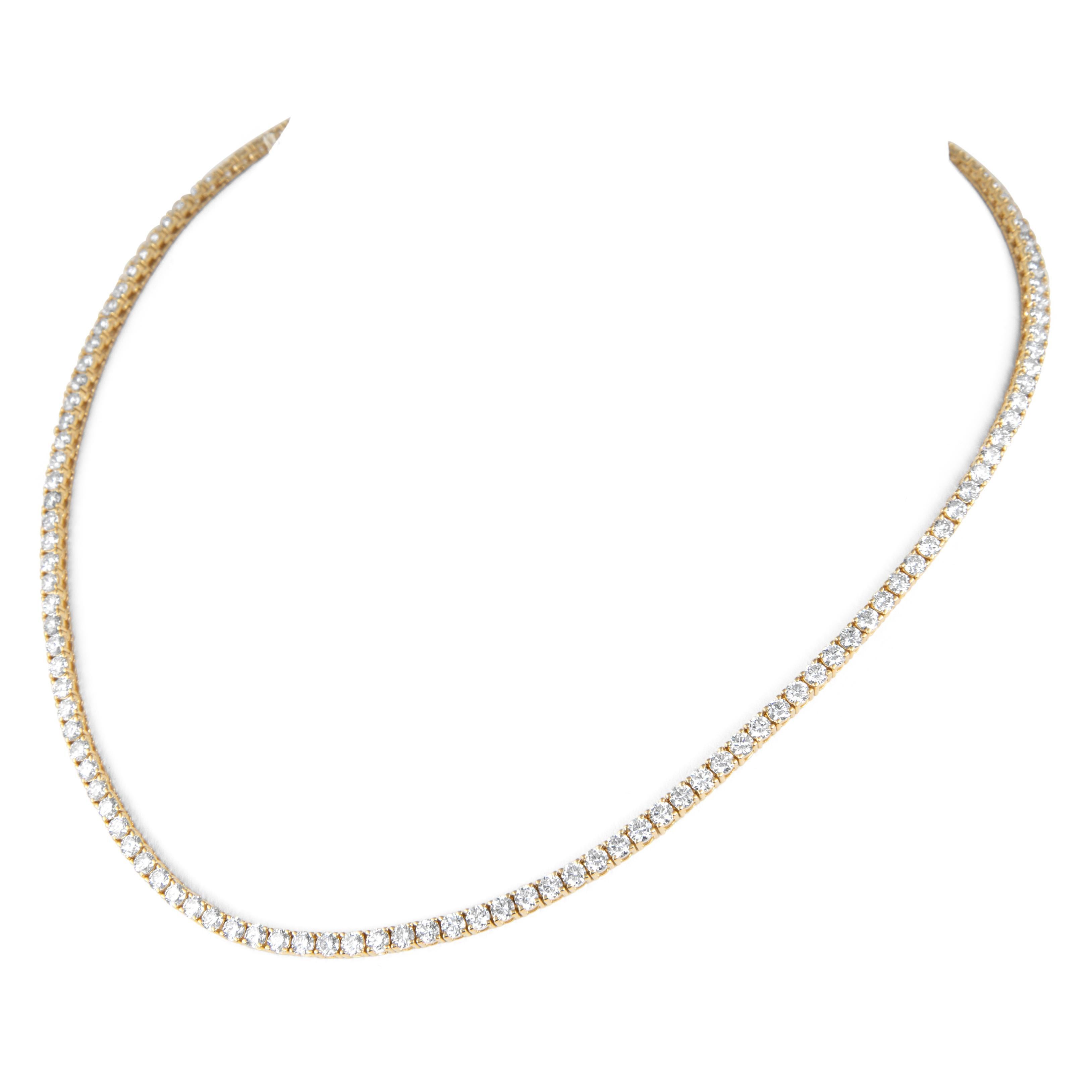 Bellissima e classica collana tennis con diamanti naturali, firmata Alexander Beverly Hills.
140 diamanti tondi brillanti, 11,06 carati. Colore H+I e purezza VS. Oro giallo 18 carati, 20,79 grammi, incastonato, 16,5 pollici.
Su richiesta, una