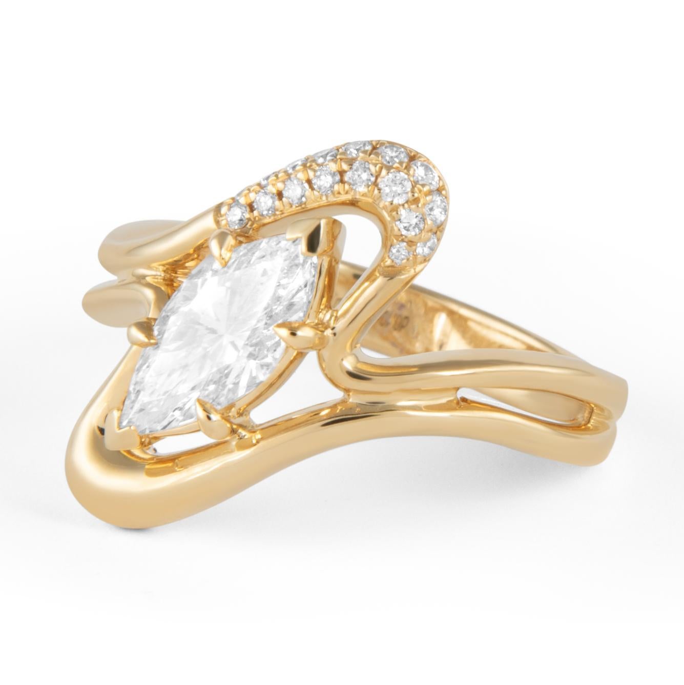Superbe bague de fiançailles / bague de cocktail en diamant naturel abstrait moderne en or jaune, par Alexander Beverly Hills
Diamants marquise brillants de 1.11 carat. Couleur F/G et pureté SI2. Complété par 12 diamants ronds et brillants, 0,10