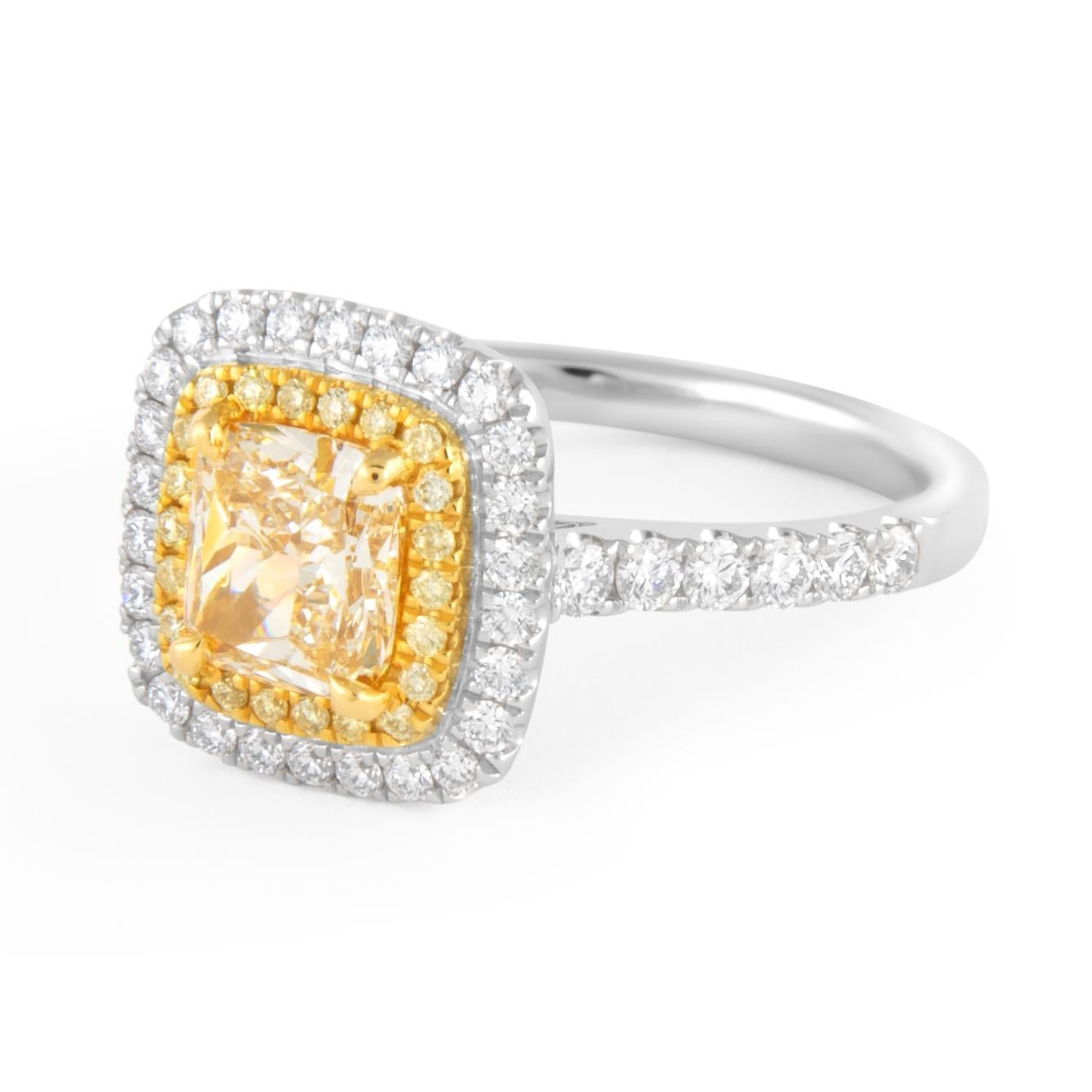 Stupendo anello moderno certificato EGL con diamante naturale fancy light yellow e doppio alone di diamante giallo, in oro bianco e giallo 18k bicolore.
Alta gioielleria di Alexander Beverly Hills.
1,70 carati di peso totale di diamanti.
Diamante da