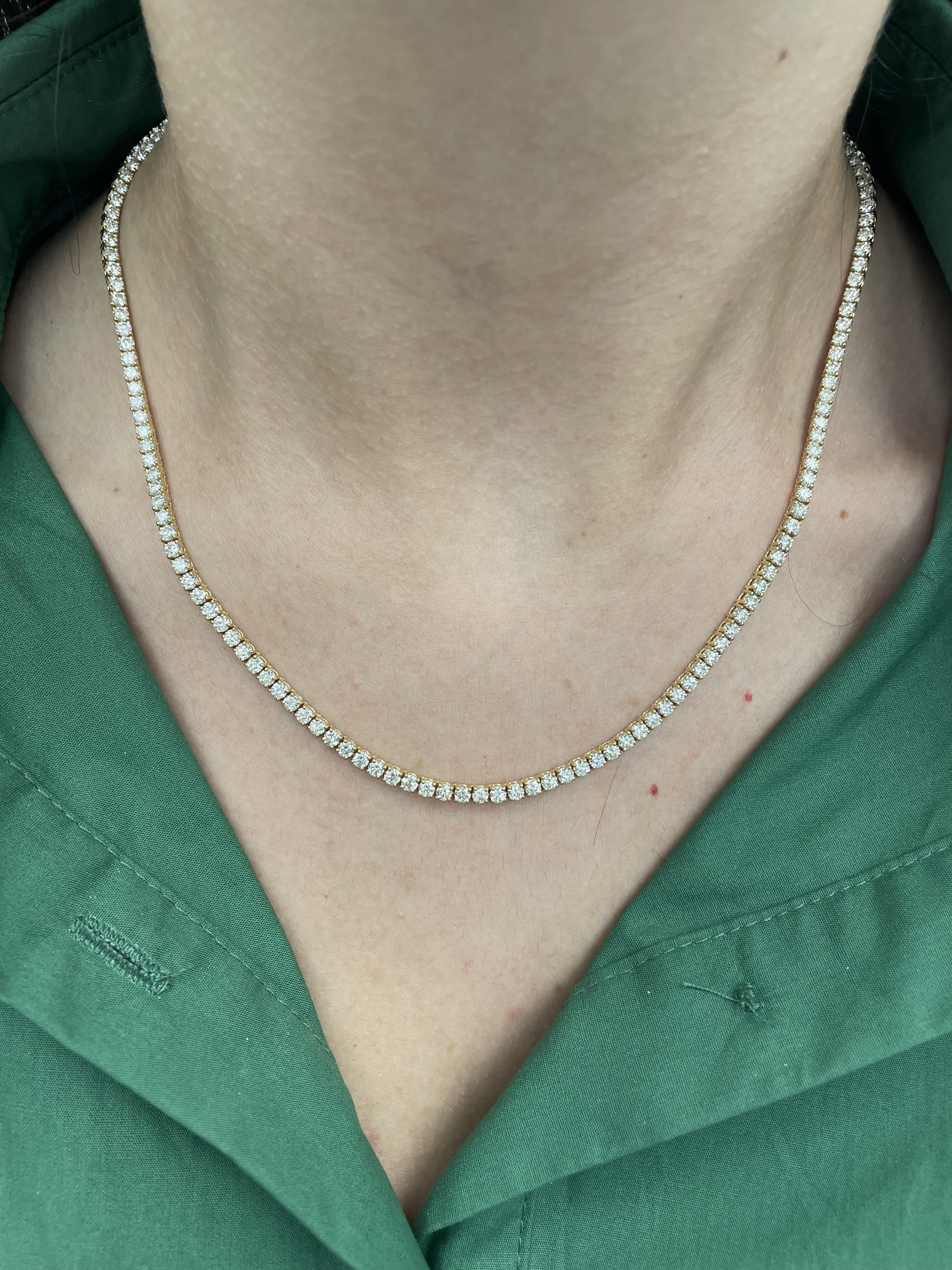 Precioso y clásico collar tenis de diamantes, de Alexander Beverly Hills.
159 diamantes brillantes redondos, 11,41 quilates. Color aproximado G/H y claridad VS1. Oro amarillo de 18 quilates, 20,13 gramos, 18,5 pulgadas.
Se adjunta una tasación
