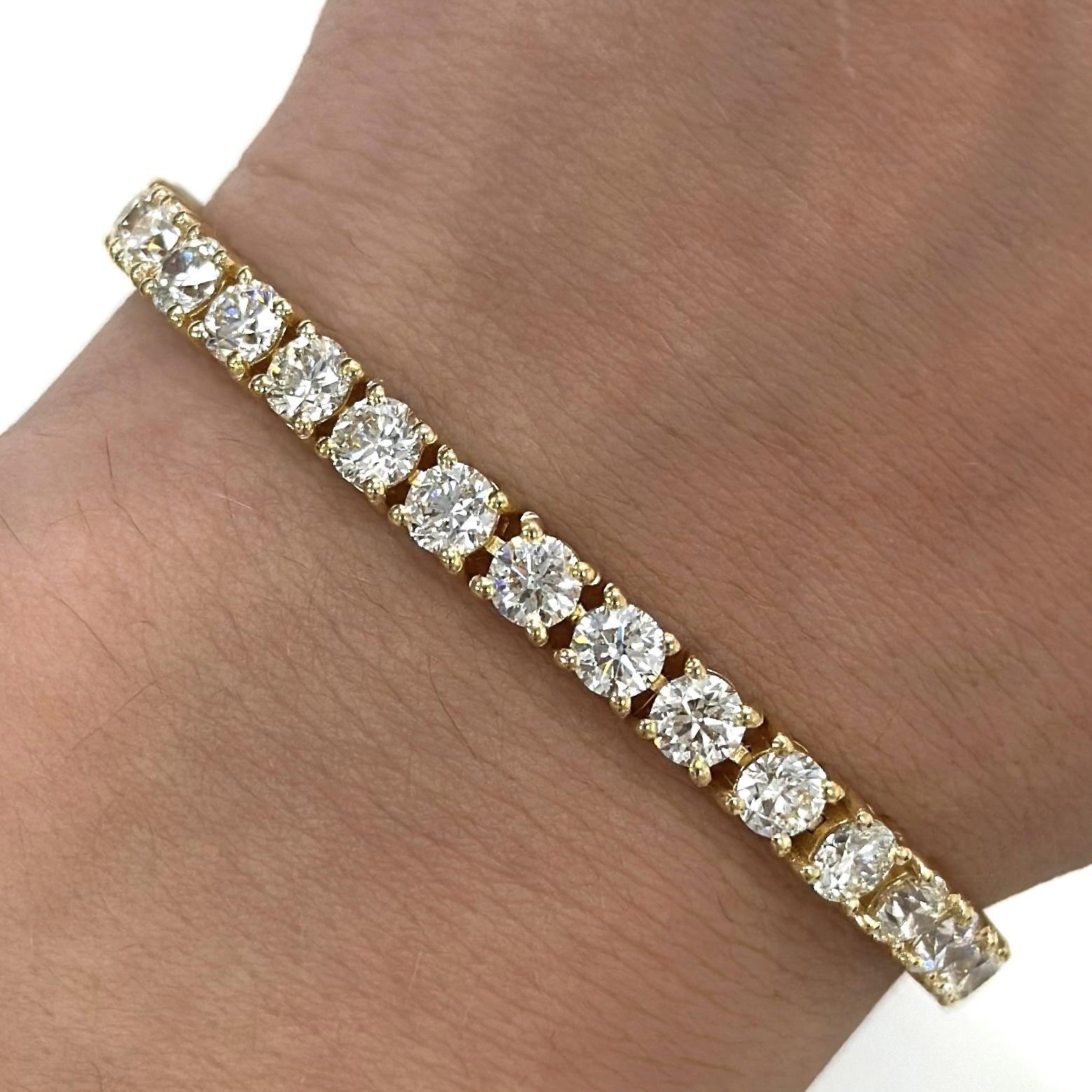 Exquisite and timeless diamonds tennis bracelet, by Alexander Beverly Hills.
38 round diamonds, 11.43 carats total. Approximately H/I color and VS1 clarity. Four prong set in 18k yellow gold, 14.31 grams, 7 inches.
Accommodated with an up-to-date