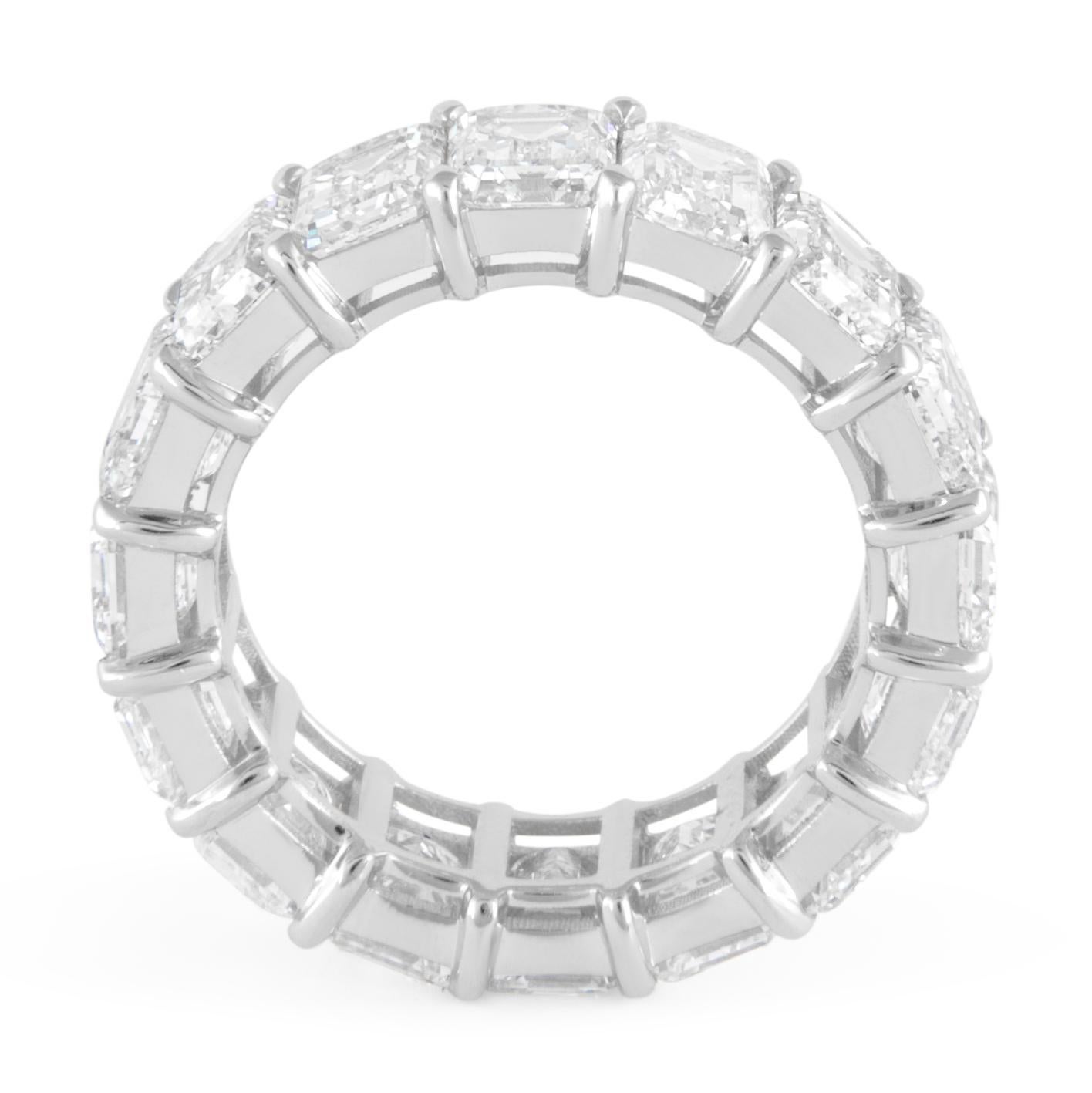 Atemberaubender natürlicher Smaragdschliff-Diamantenring für die Ewigkeit von Alexander Beverly Hills.
16 Diamanten im Smaragdschliff, insgesamt 11,66 Karat. Ungefähr G/H Farbe und VS Reinheit. Zackenfassung aus 18 Karat Weißgold, 6,56 Gramm, Größe