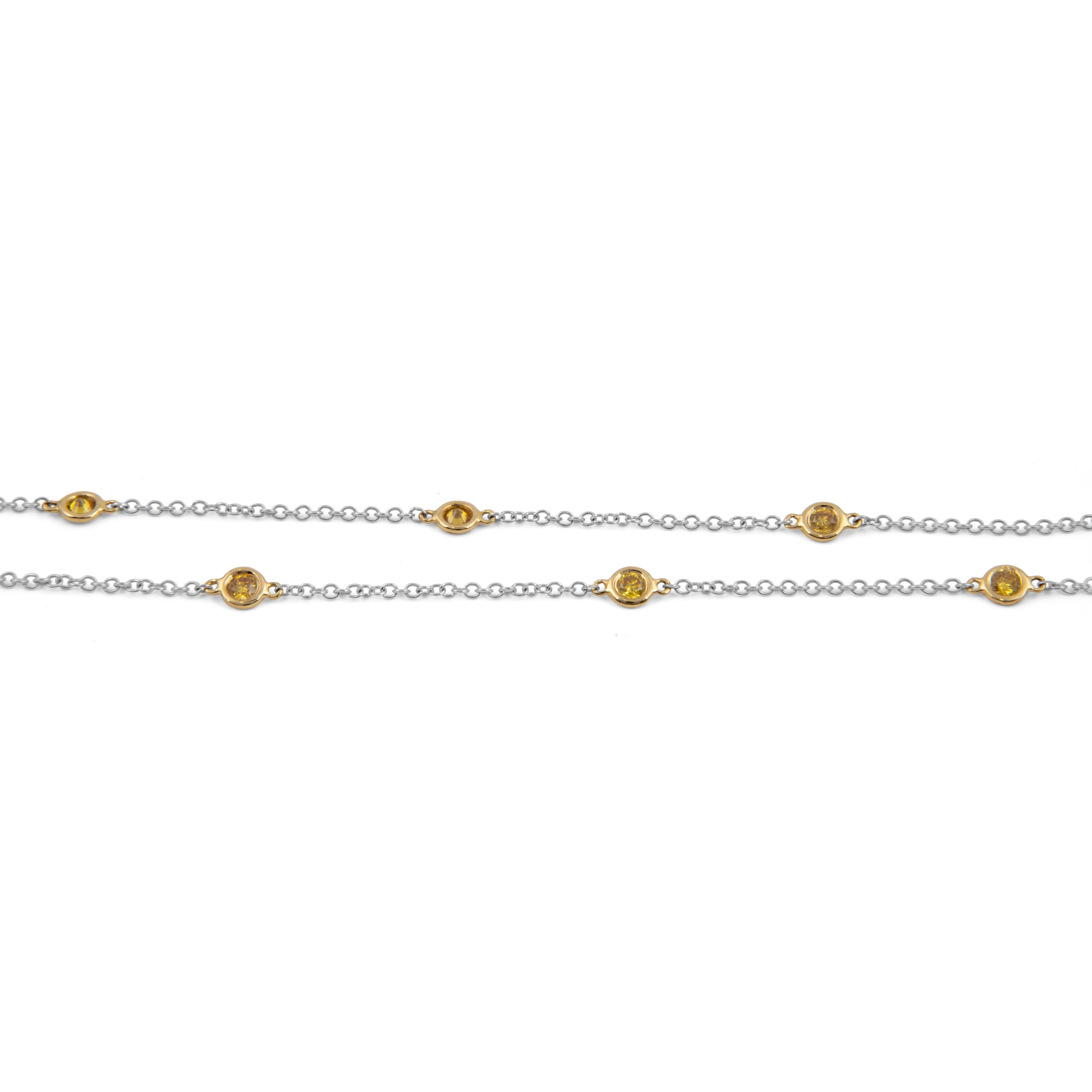 Collier moderne composé de diamants ronds exquis et de diamants de couleur jaune intense. Par Alexander Beverly Hills.
13 diamants ronds de taille brillant, 1,16 carats au total. Couleur jaune intense et pureté VS. Lunette sertie en or blanc et