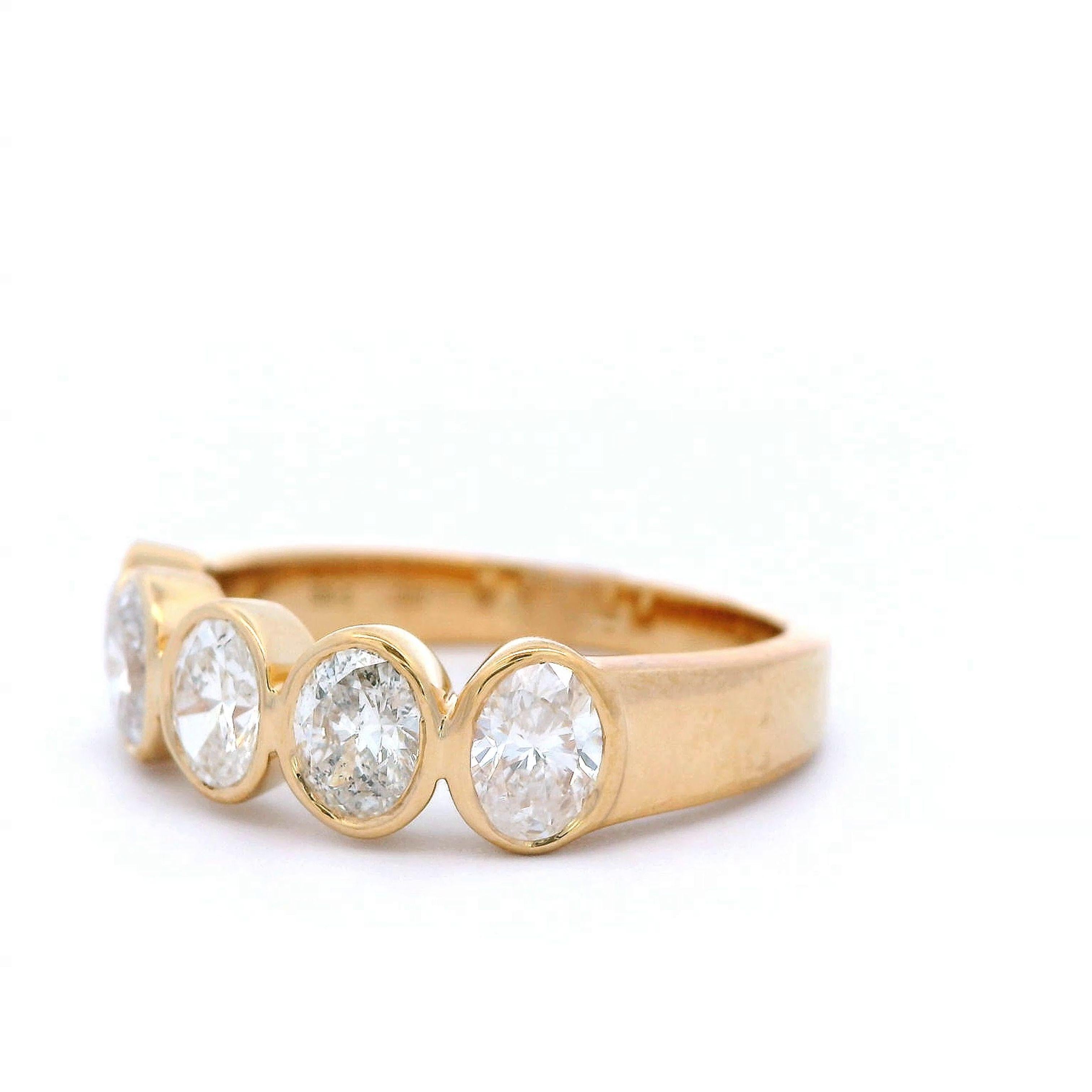 Alexander Beverly Hills Media alianza de diamantes ovalados de 1,17 ct Oro amarillo de 18k Corte oval en venta