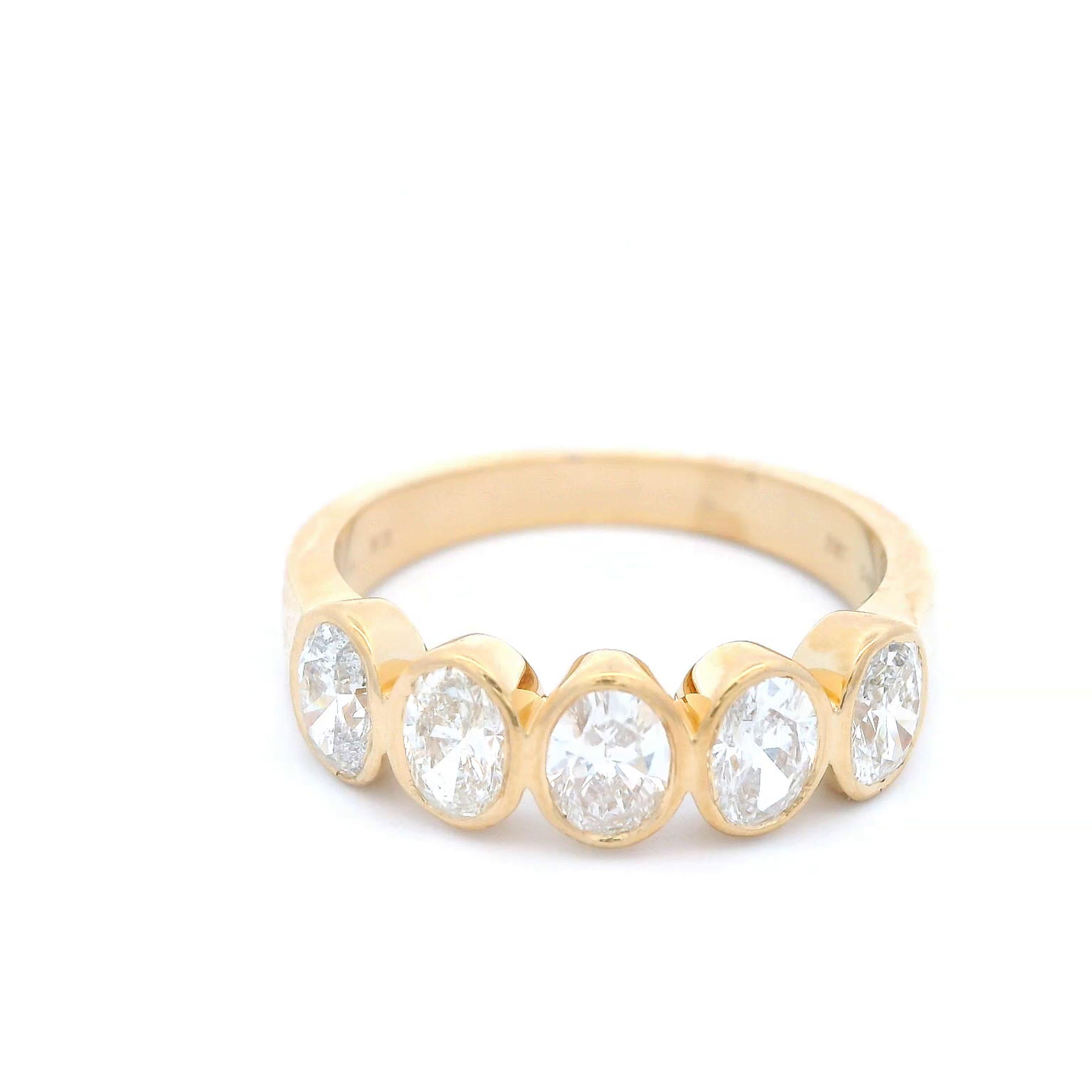 Contemporain Alexander Beverly Hills, anneau d'éternité demi-éternité en or jaune 18 carats avec diamant ovale de 1,18 carat en vente
