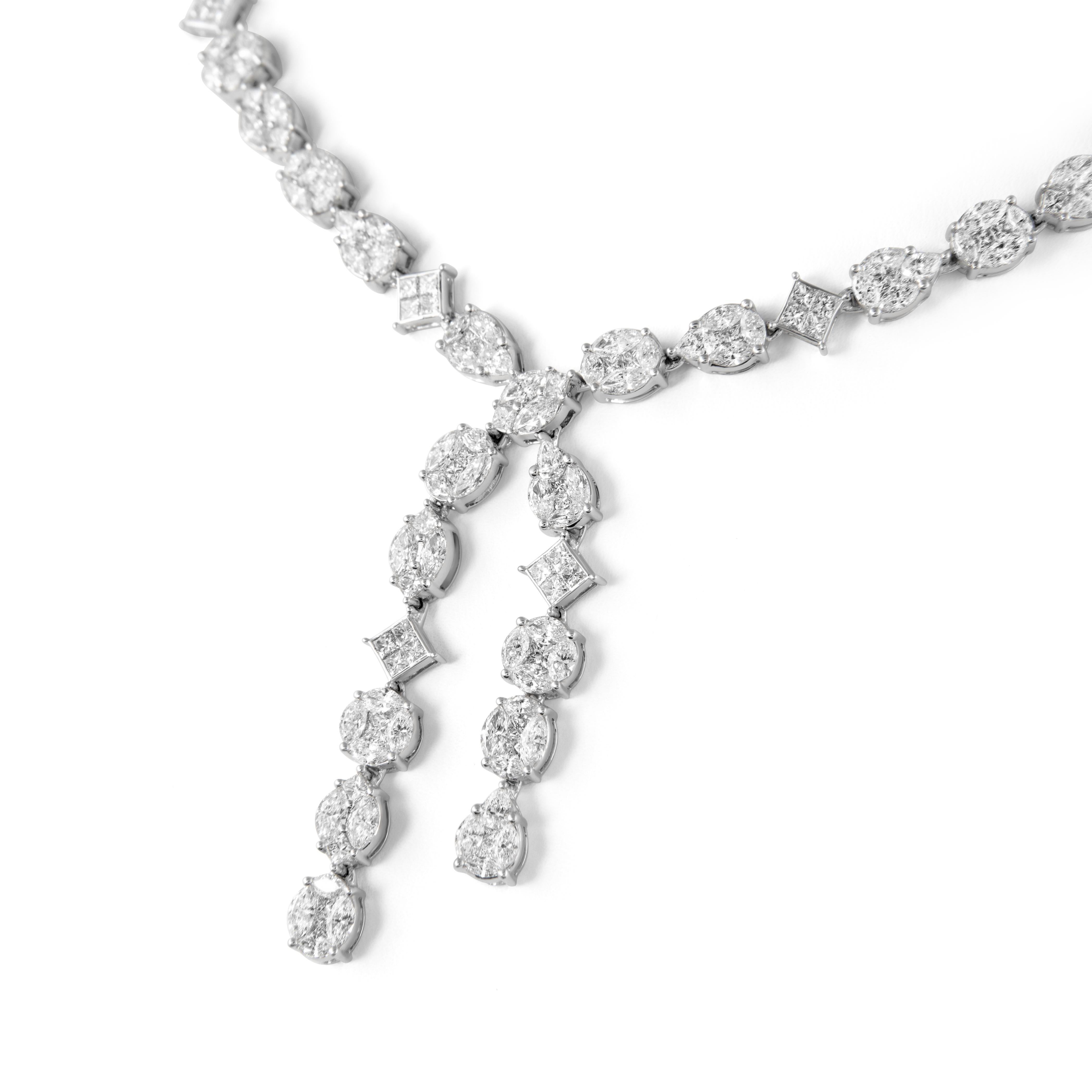 Squisita collana a goccia con motivo a croce di diamanti, con incastonatura a illusione e metà posteriore solo in oro bianco 18 carati. Di Alexander Beverly Hills.
11,98 carati di diamanti a forma di principessa, marquise e pera. Colore G/H e