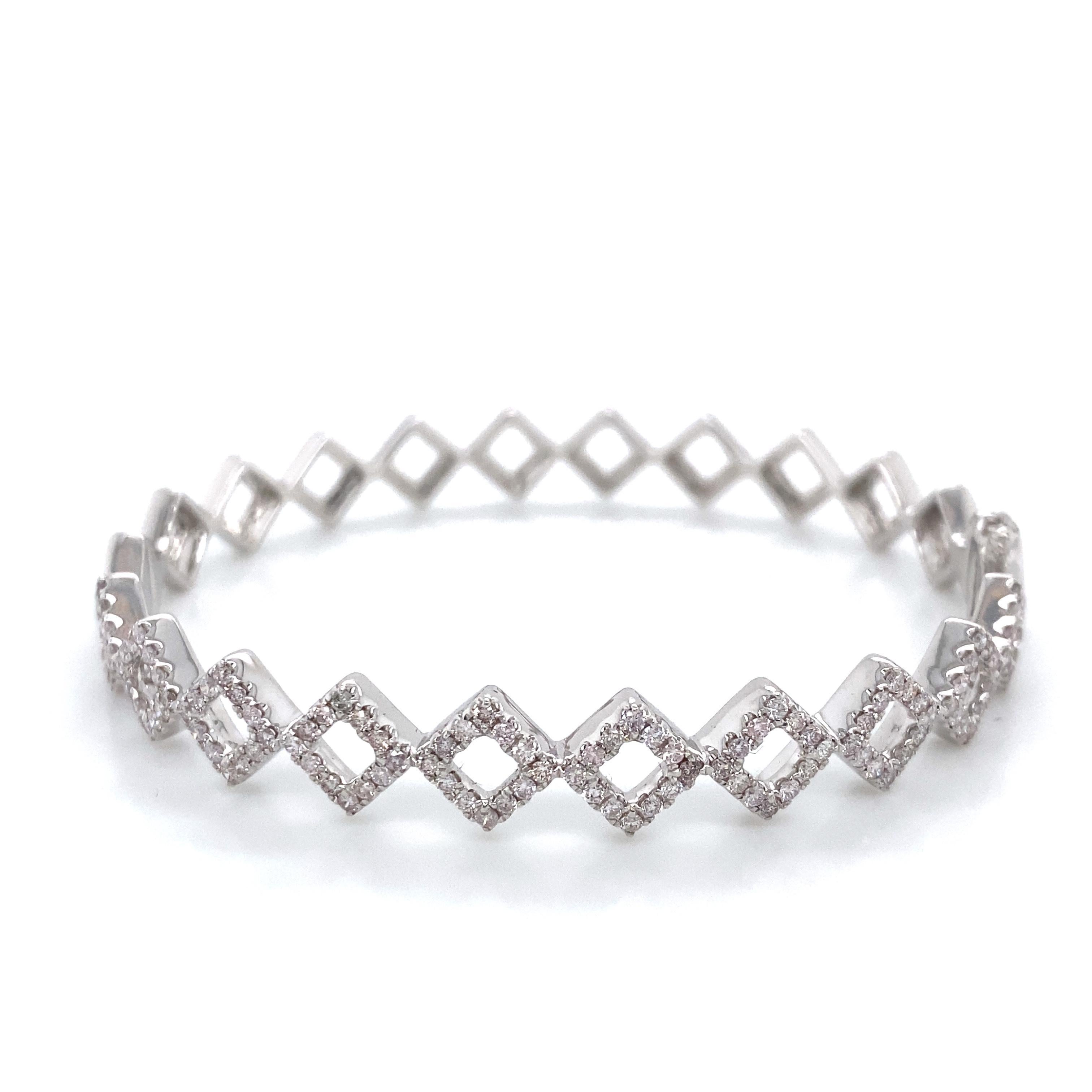 Bracelet moderne en diamant, par Alexander Beverly Hills.
120 diamants ronds, 1,20 carats. Couleur F/G et pureté SI. Or blanc 18 carats, 18,19 grammes, 7,5in.
Sur demande, une évaluation numérique actualisée par un GIA G.G. est fournie après