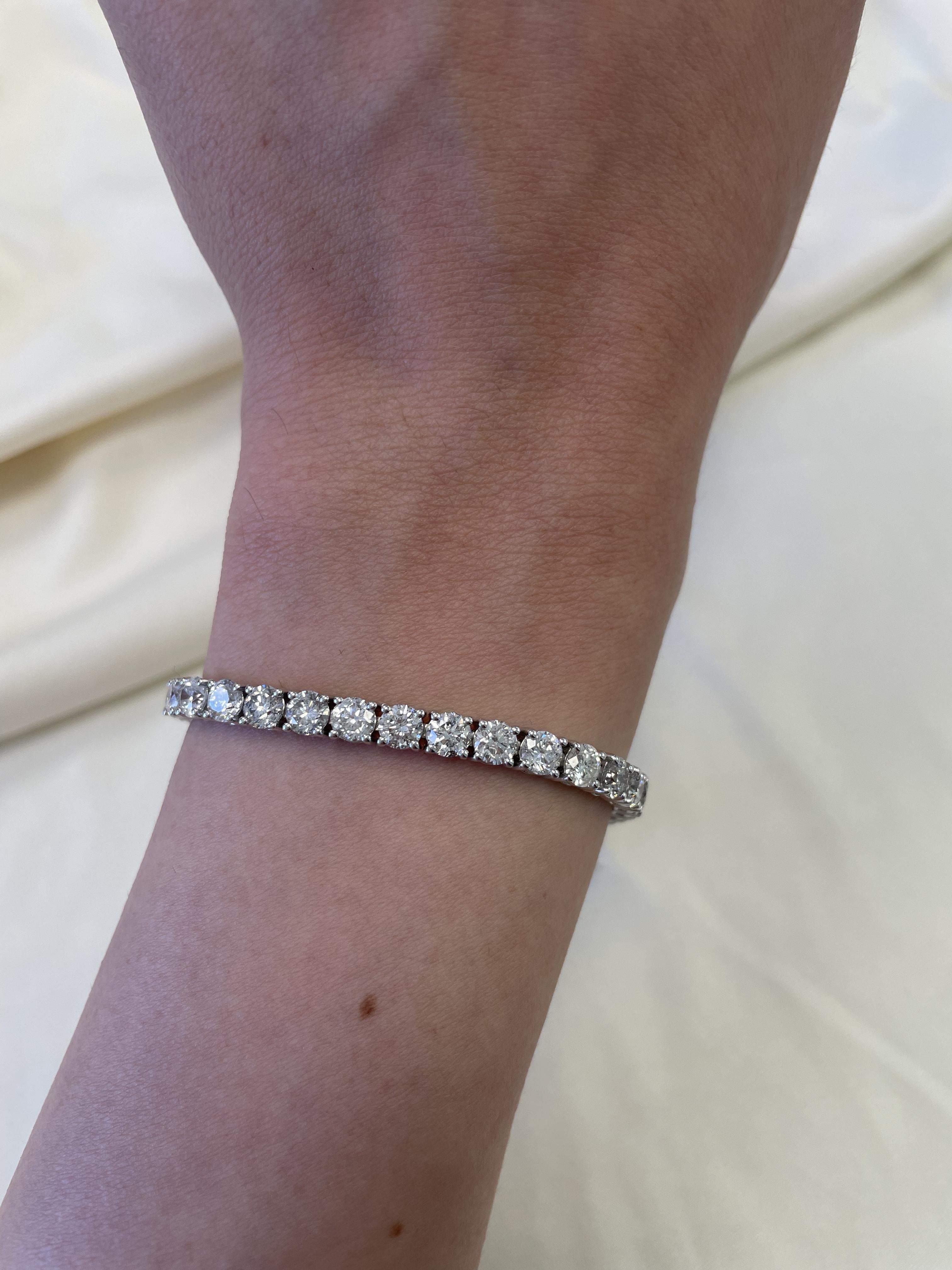 Exquisito e intemporal brazalete de tenis de diamantes, de Alexander Beverly Hills.
37 diamantes brillantes redondos, 12,19 quilates en total. Aproximadamente color F/G y claridad SI1. Cuatro garras engastadas en oro blanco de 14 quilates, 12,59