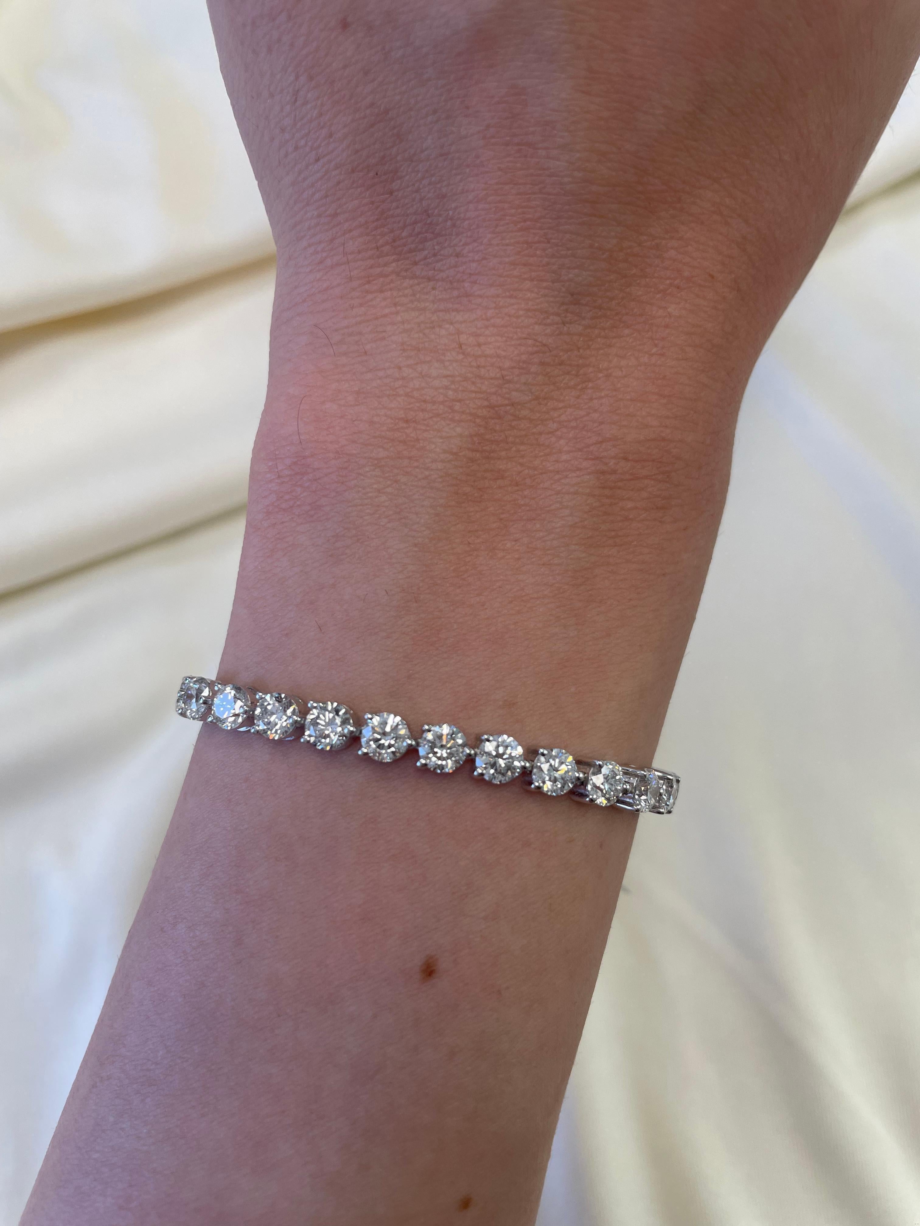 Magnifique et classique bracelet de tennis en diamant naturel à trois branches avec fermoir en diamant marquise, popularisé par Tiffany & Co. Haute joaillerie par Alexander Beverly Hills.
29 diamants ronds de taille brillant, 11,85 carats. Couleur