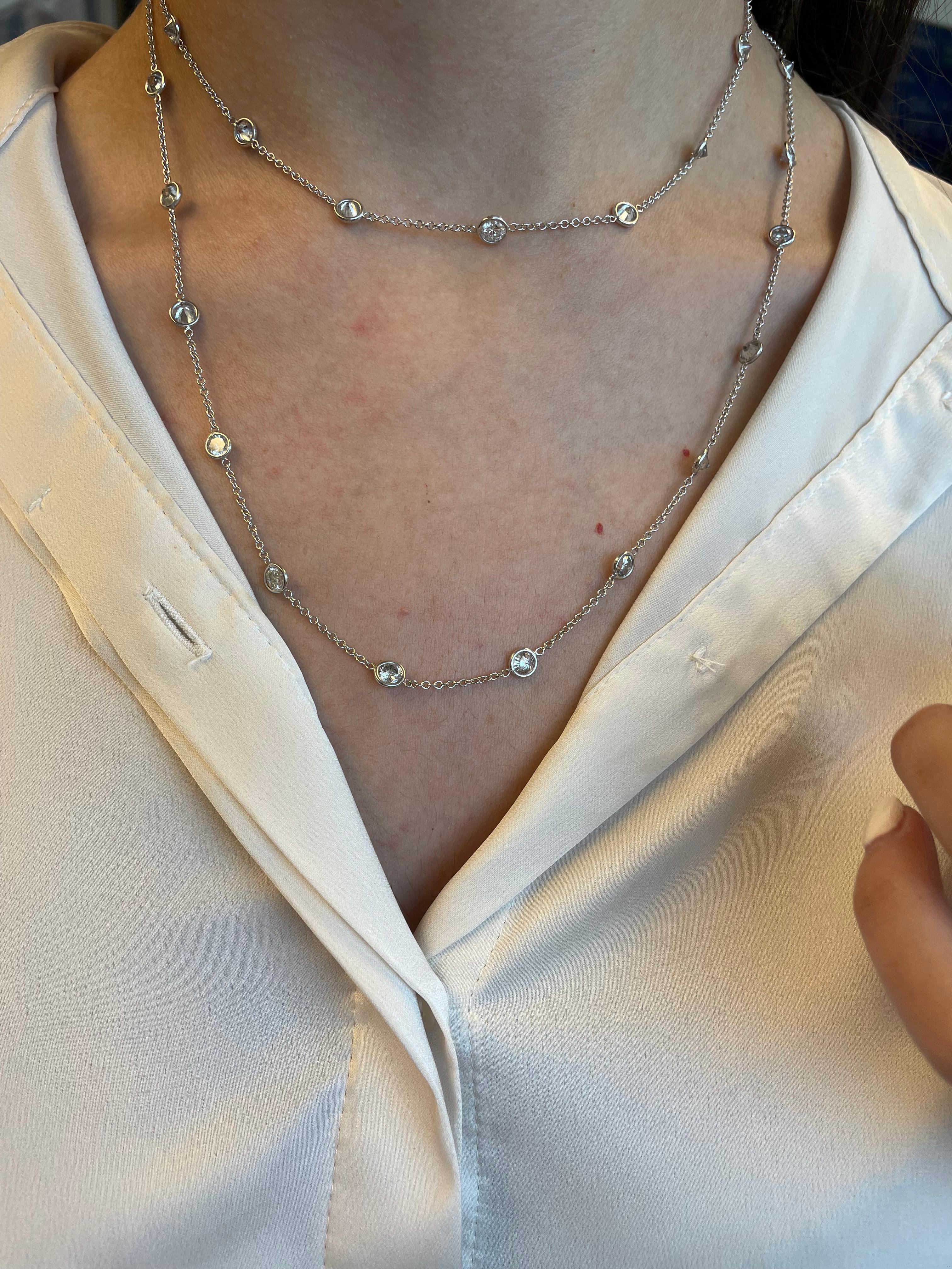Collier moderne composé de diamants ronds exquis de taille brillant. Par Alexander Beverly Hills.
35 diamants ronds de taille brillant, chaque pierre pesant en moyenne 0,35 carat, soit un total de 12,53 carats. Couleur G/H et pureté SI. Lunette en