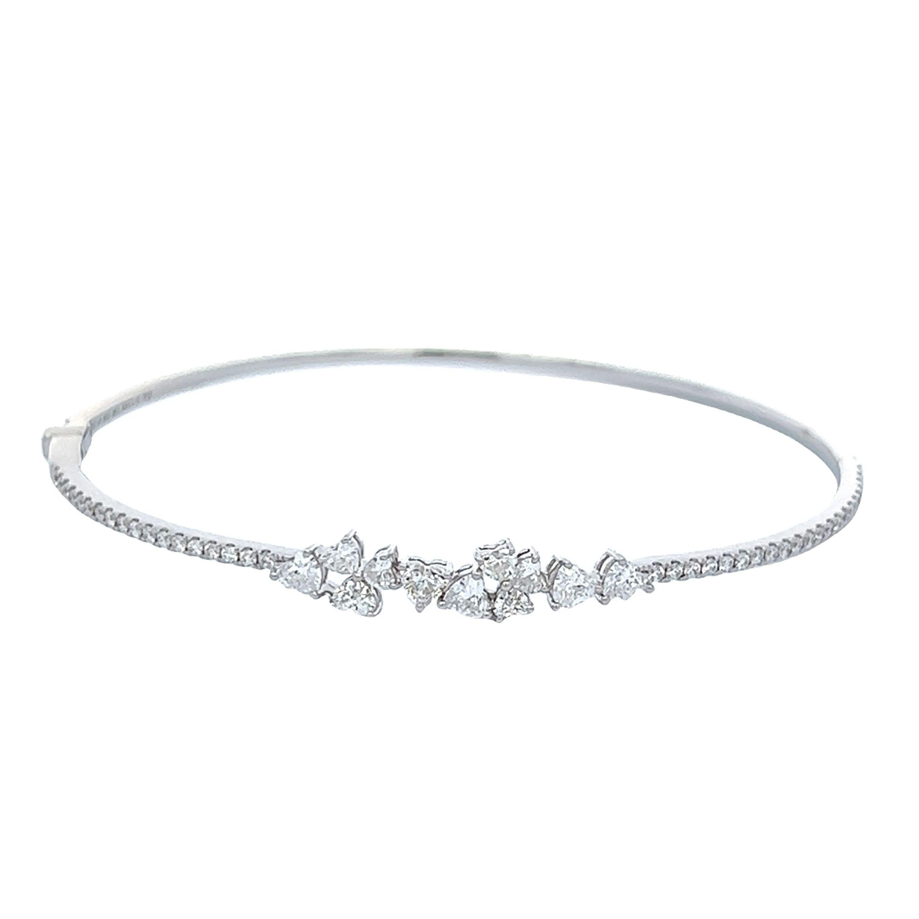 Squisito braccialetto moderno con diamanti a grappolo, firmato Alexander Beverly Hills.
1,26 carati di peso totale di diamanti.
11 diamanti a cuore, 0,90 carati. Colore D/F, purezza VVS2-VS1. 40 diamanti rotondi, 0,36 carati. Colore E/F e purezza