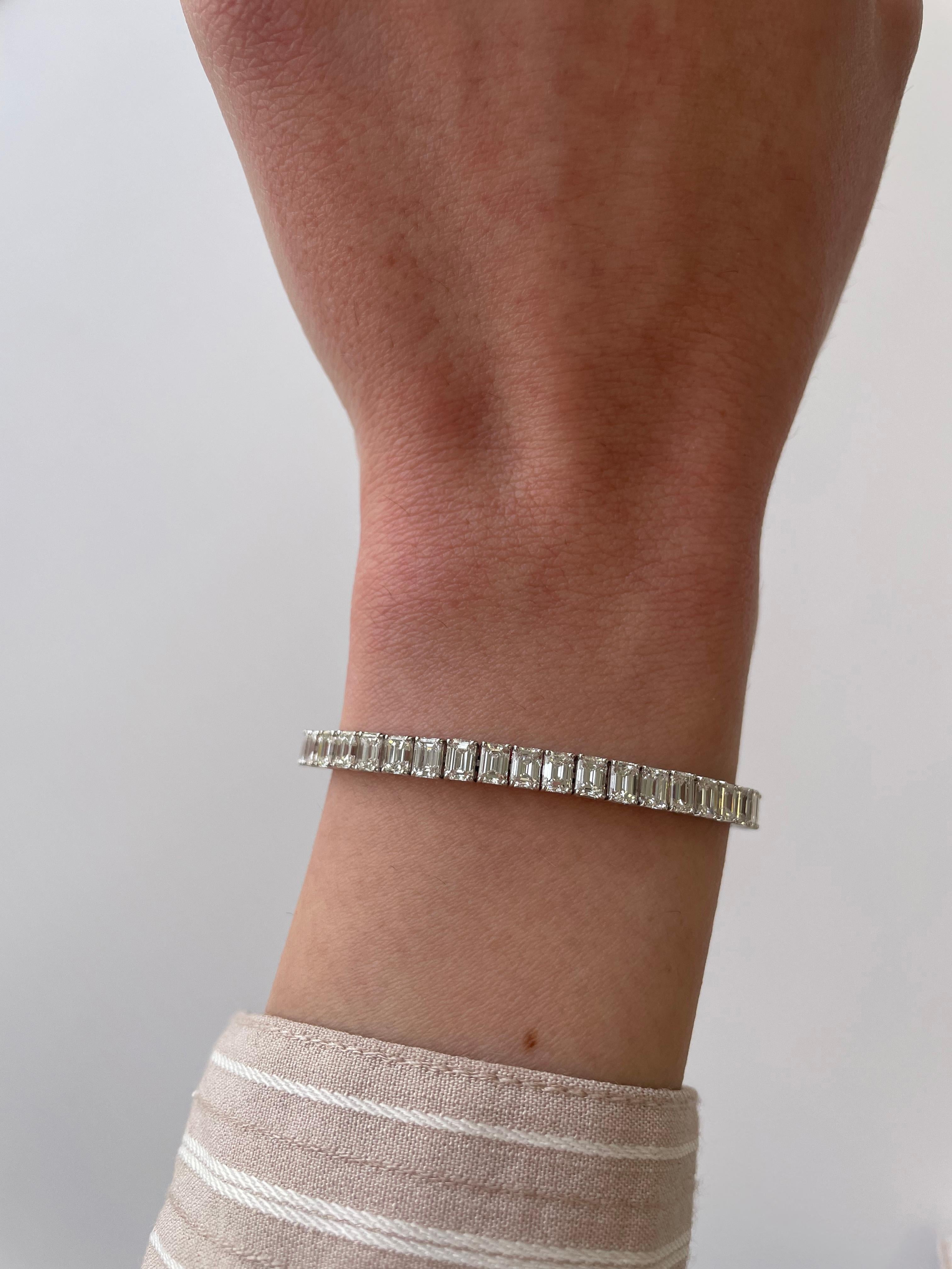 Stunning modern straight natural emerald cut diamond tennis bracelet. High jewelry by Alexander Beverly Hills.
54 emerald cut diamonds, 12.67 carats (apx 0.23ct each). Approximately F color and VS1 clarity. 18k white gold, 11.53 grams.
Accommodated