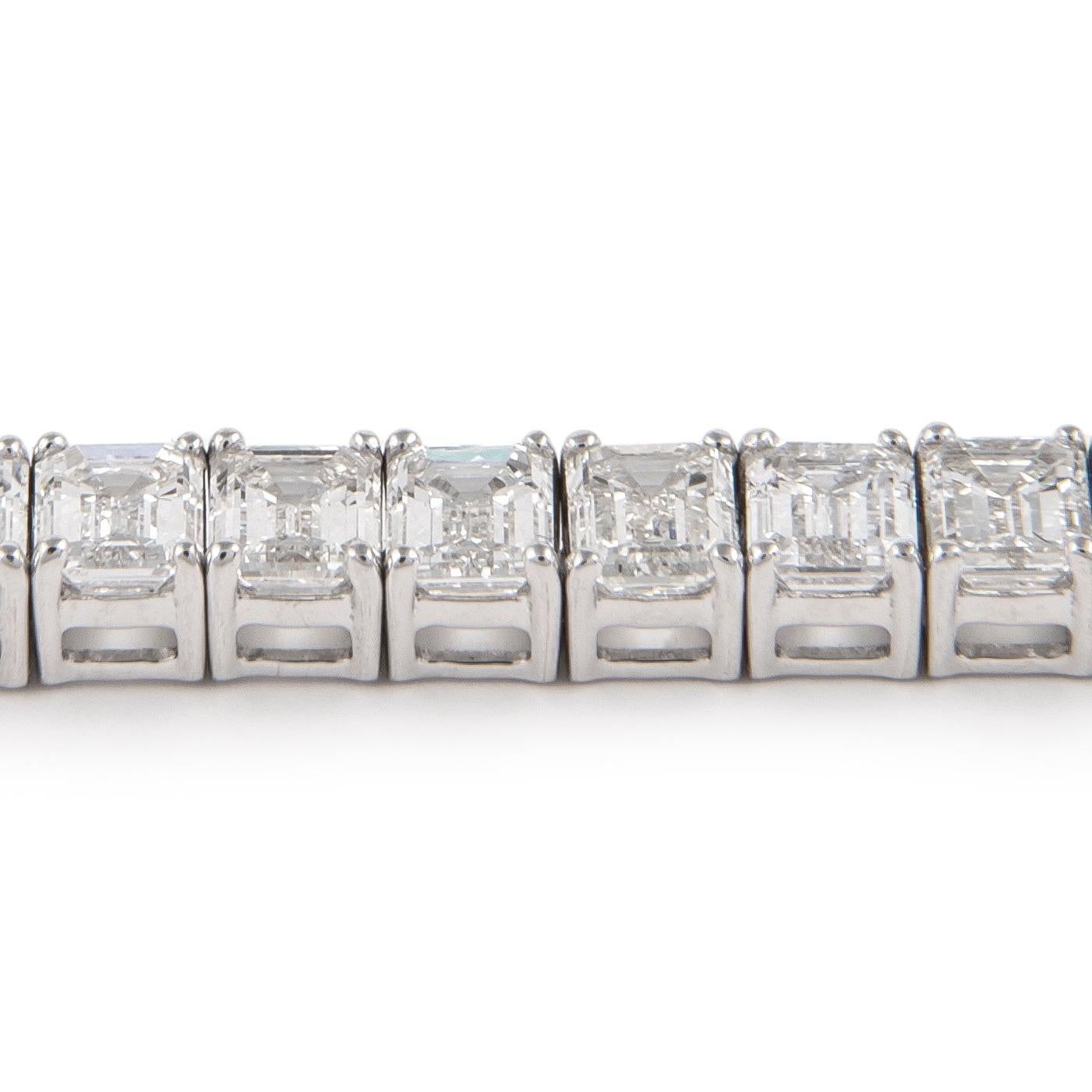 Modern Alexander Beverly Hills 12.67ct F VS1 Emerald Cut Diamond Tennis Bracelet 18k For Sale