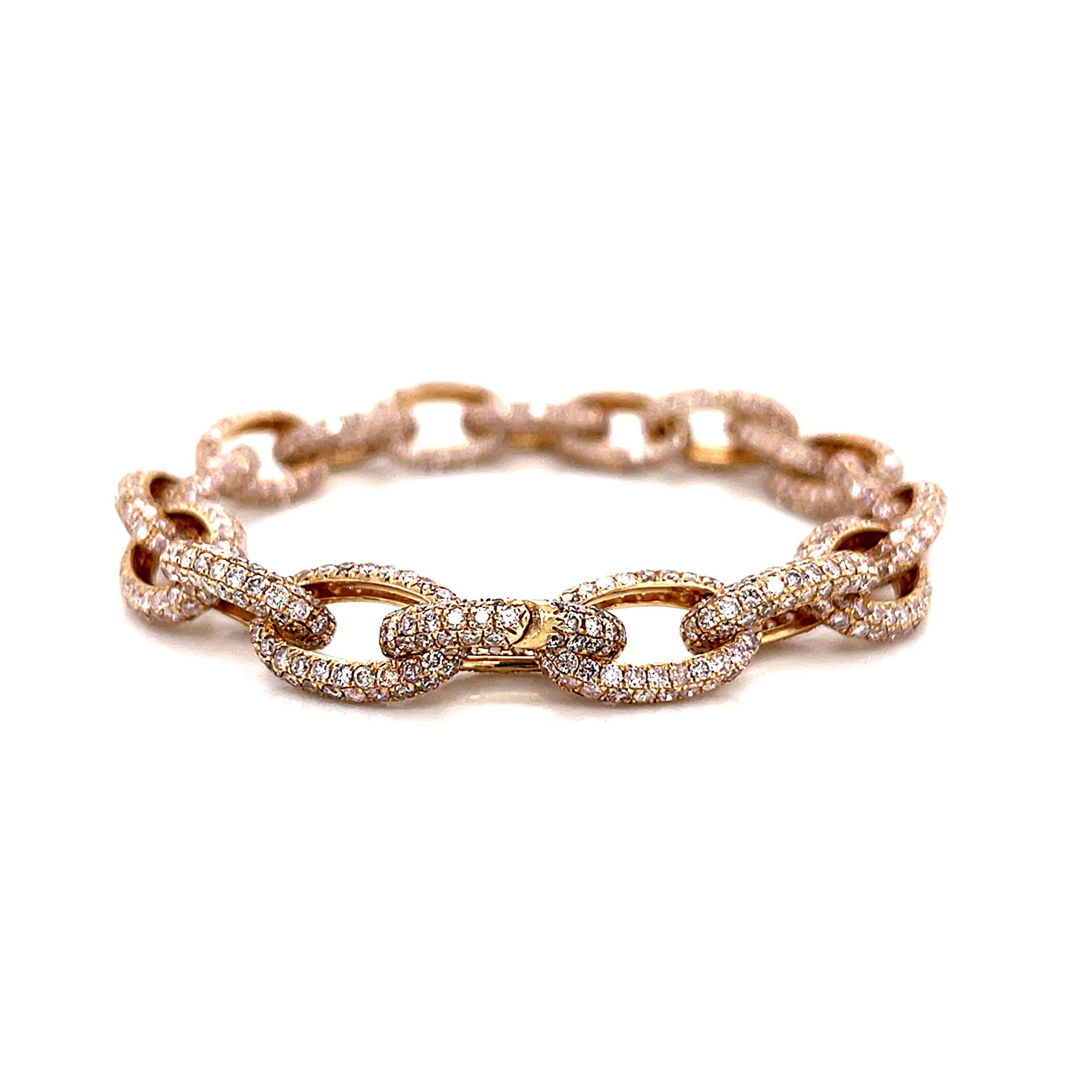 Bracelet moderne à maillons en diamants, par Alexander Beverly Hills.
360 diamants ronds, 12,71 carats au total. Couleur G/H et pureté SI. Or rose 14k, 13.40 grammes, 7 pouces.
Sur demande, une évaluation à jour par un GIA G.G. est fournie après