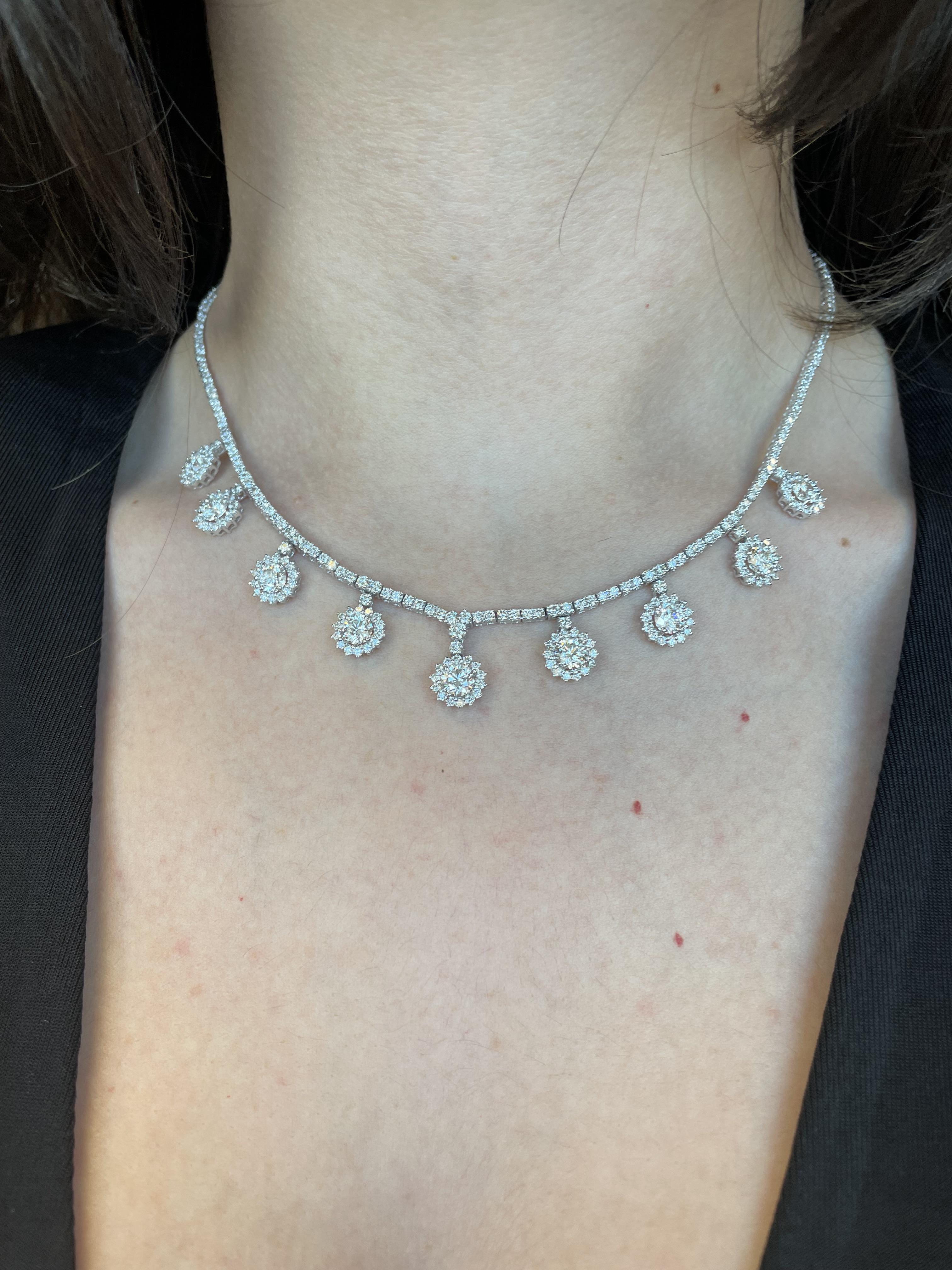 Squisita collana di diamanti tondi brillanti naturali pendenti. Alta gioielleria di Alexander Beverly Hills.
12,76 carati di peso totale di diamanti.
9 diamanti tondi brillanti da 4,56 carati. 344 diamanti rotondi, 8,20 carati. Colore G/H e purezza