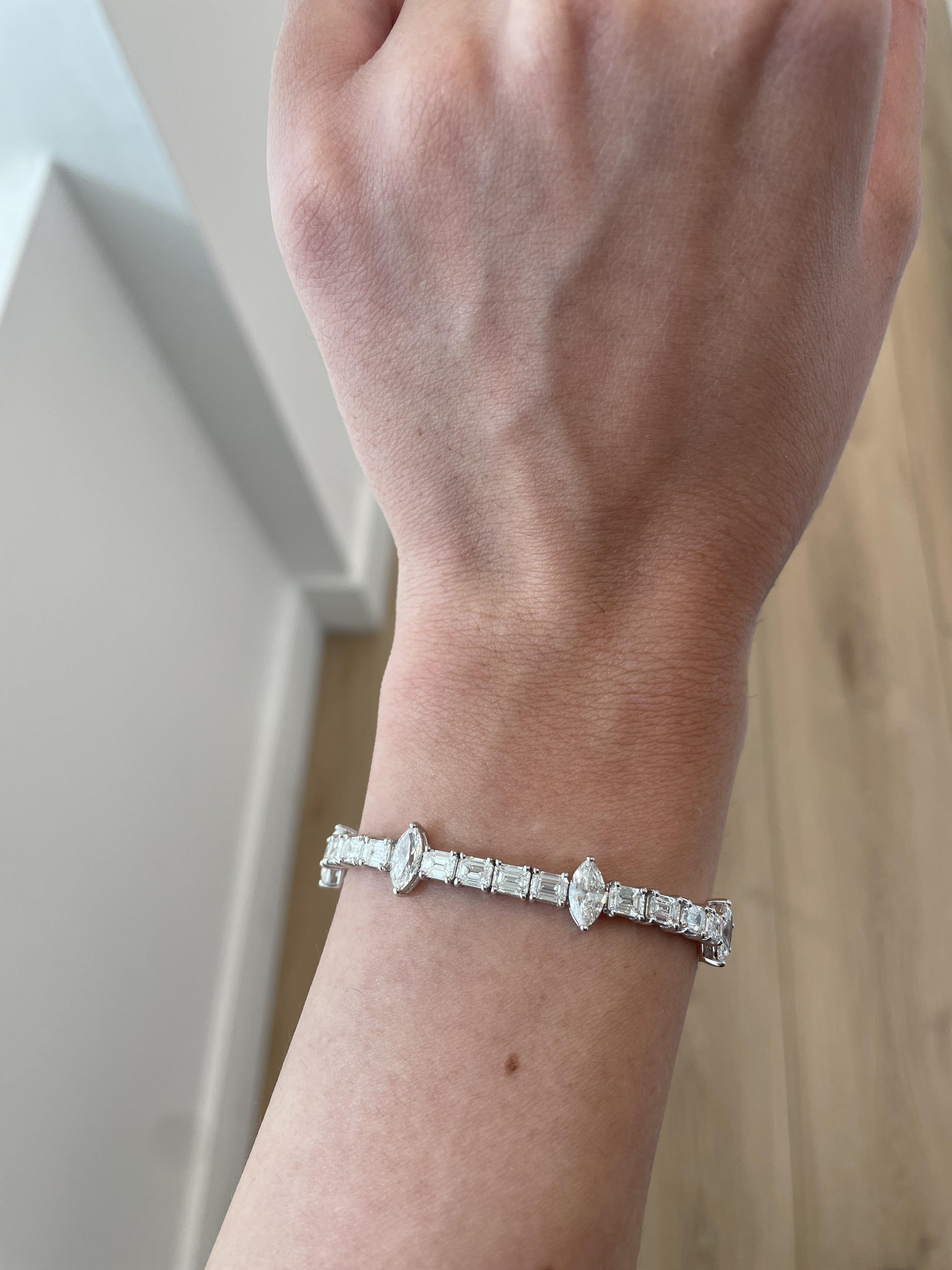 Impresionante brazalete de tenis moderno de talla esmeralda natural y diamante marquesa. Alta joyería de Alexander Beverly Hills.
12,77 quilates de peso total de diamantes.
32 diamantes talla esmeralda, 8,80 quilates. Aproximadamente color G y