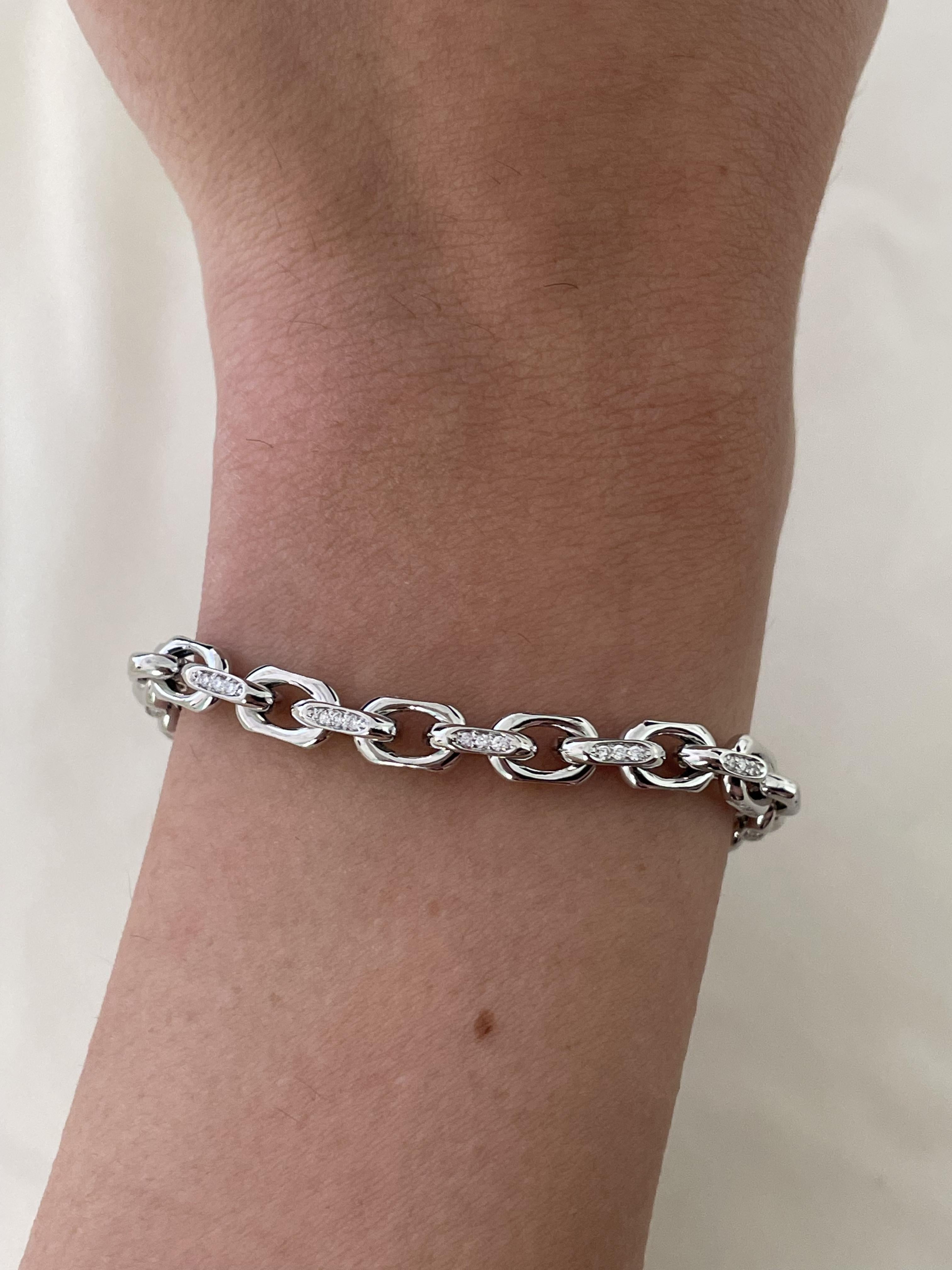 Modern diamond and yellow gold link bracelet, by Alexander Beverly Hills.
198 round diamonds, 1.30 carats total. Approximately F/G color and SI1 clarity. 18-karat white gold, 18.50 grams, 7.25 inches.
Accommodated with an up-to-date appraisal by a
