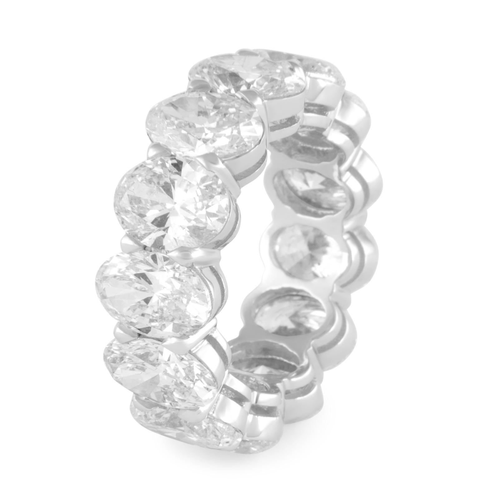 Wunderschönes Ewigkeitsarmband mit ovalem Diamantschliff. Hochwertige Schmuckstücke von Alexander Beverly Hills.
13 oval geschliffene Diamanten, insgesamt 13,15 Karat, (Durchschnitt 1,01ct). Ungefähr G/H Farbe und VS2/SI1 Reinheit. Fassung aus 18