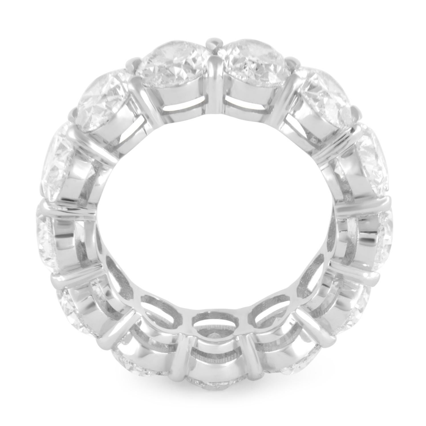 Alexander Beverly Hills 13,15 Karat ovaler Diamant Eternity-Ring 18k Weißgold 6,5 (Zeitgenössisch) im Angebot