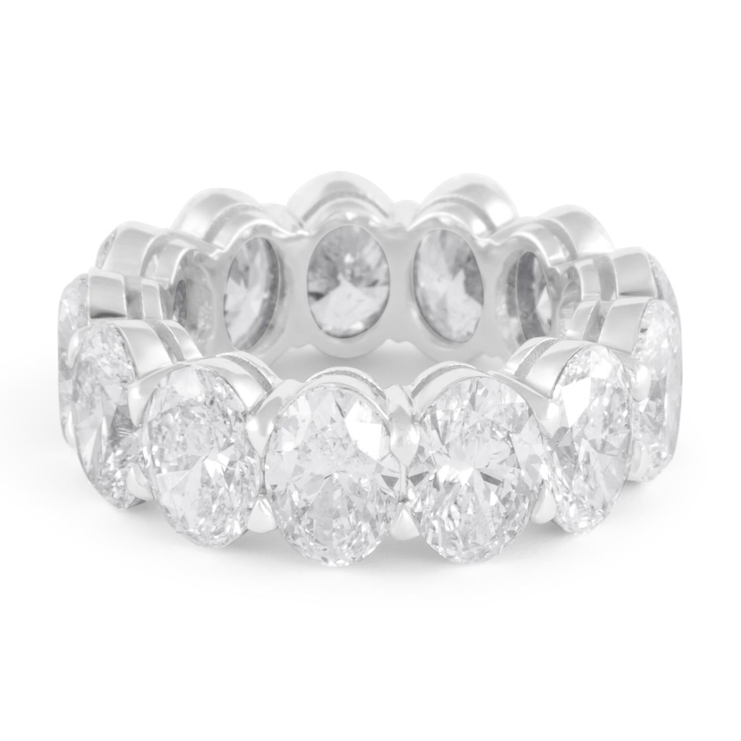 Alexander Beverly Hills 13,15 Karat ovaler Diamant Eternity-Ring 18k Weißgold 6,5 (Ovalschliff) im Angebot