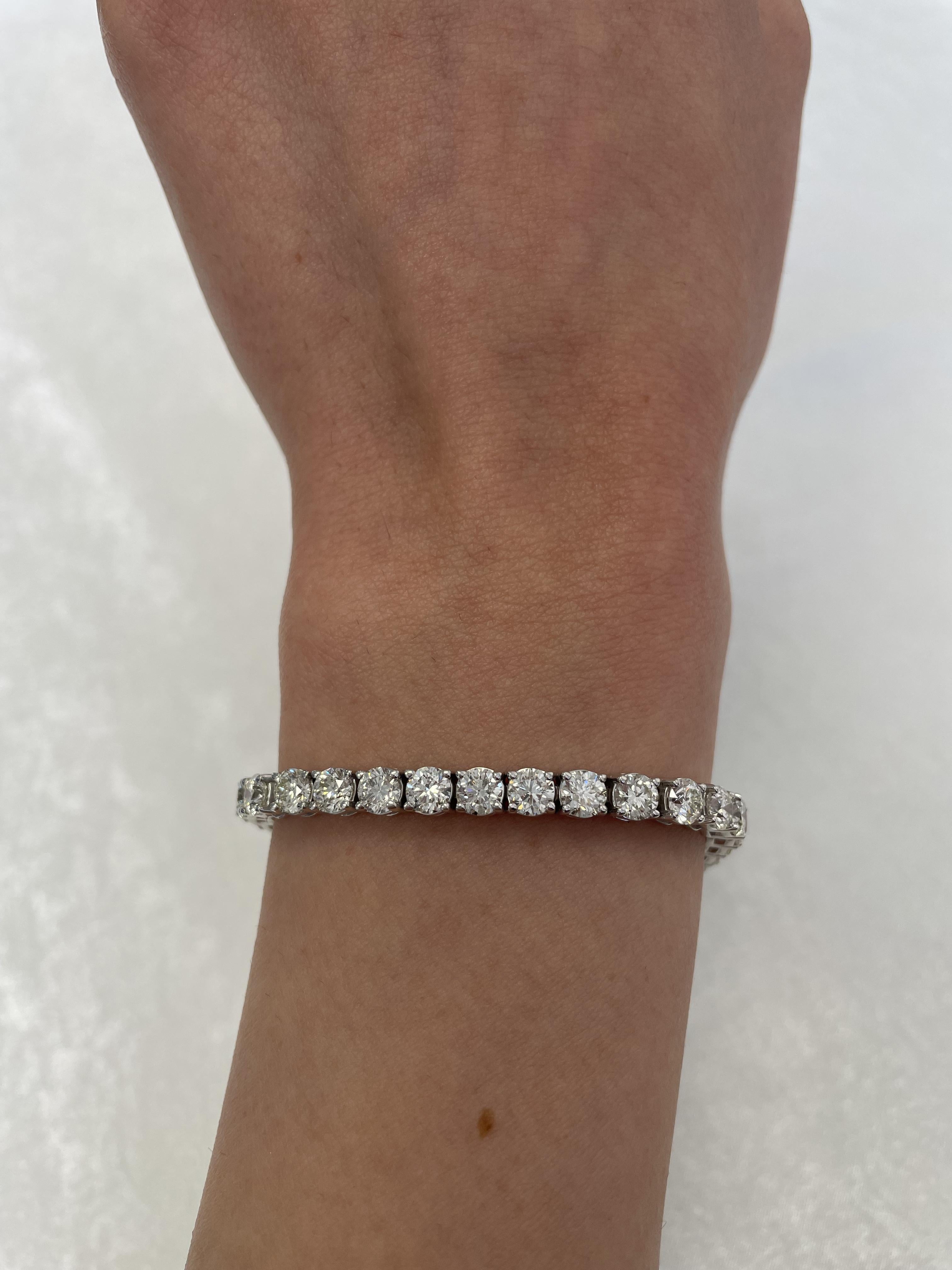 Exquisite and timeless diamonds tennis bracelet, by Alexander Beverly Hills.
38 round brilliant diamonds, 13.16 carats. Approximately I/J color and VS2/SI1 clarity. Four prong set in 18-karat white gold, 22.22 grams, 7 inches.
Accommodated with an