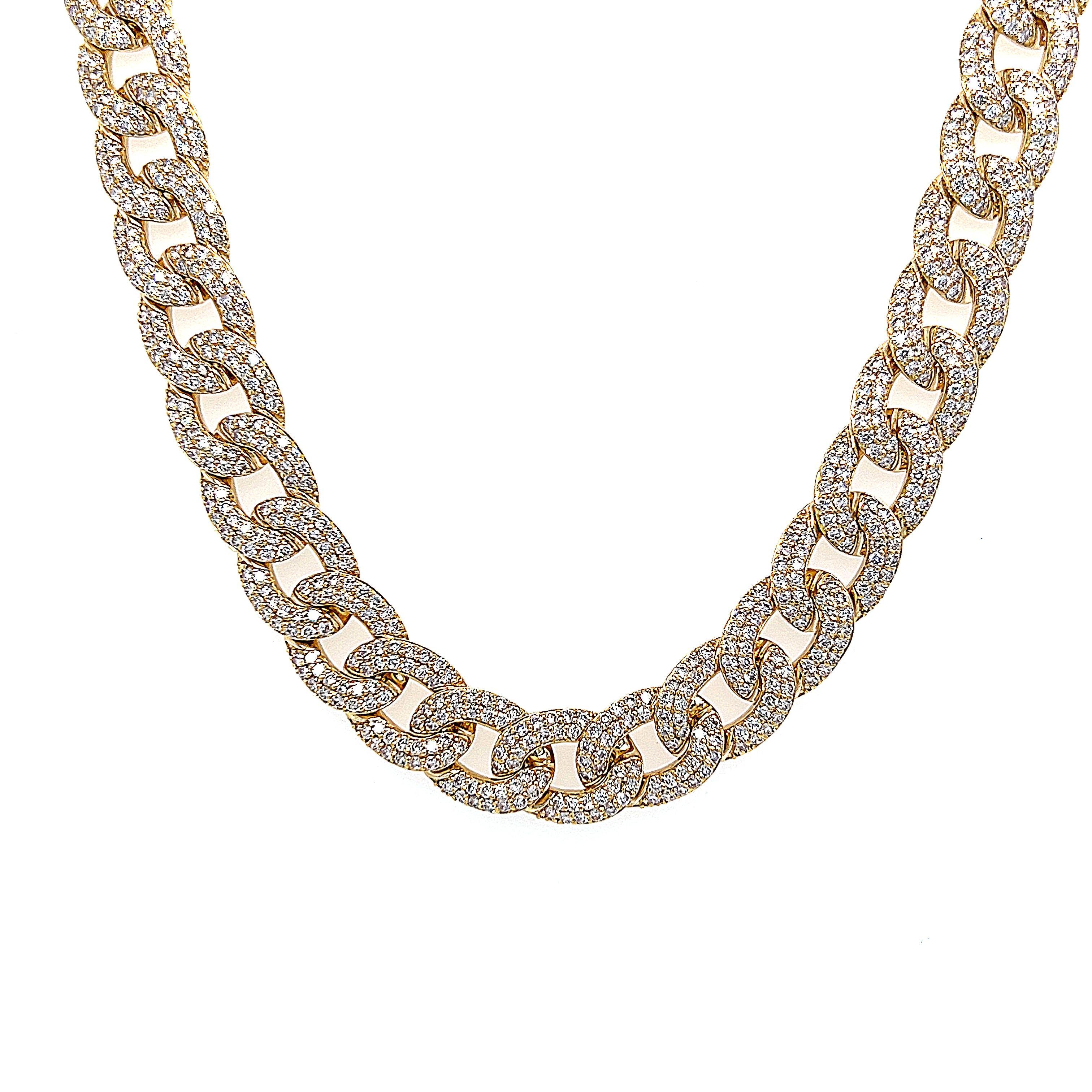 Collier moderne à maillons cubains en diamants, par Alexander Beverly Hills.
1567 diamants ronds, 13,44 carats au total. Couleur F/G et pureté SI. Or jaune 18 carats, 17 pouces.
Sur demande, une évaluation à jour par un GIA G.G. est fournie après