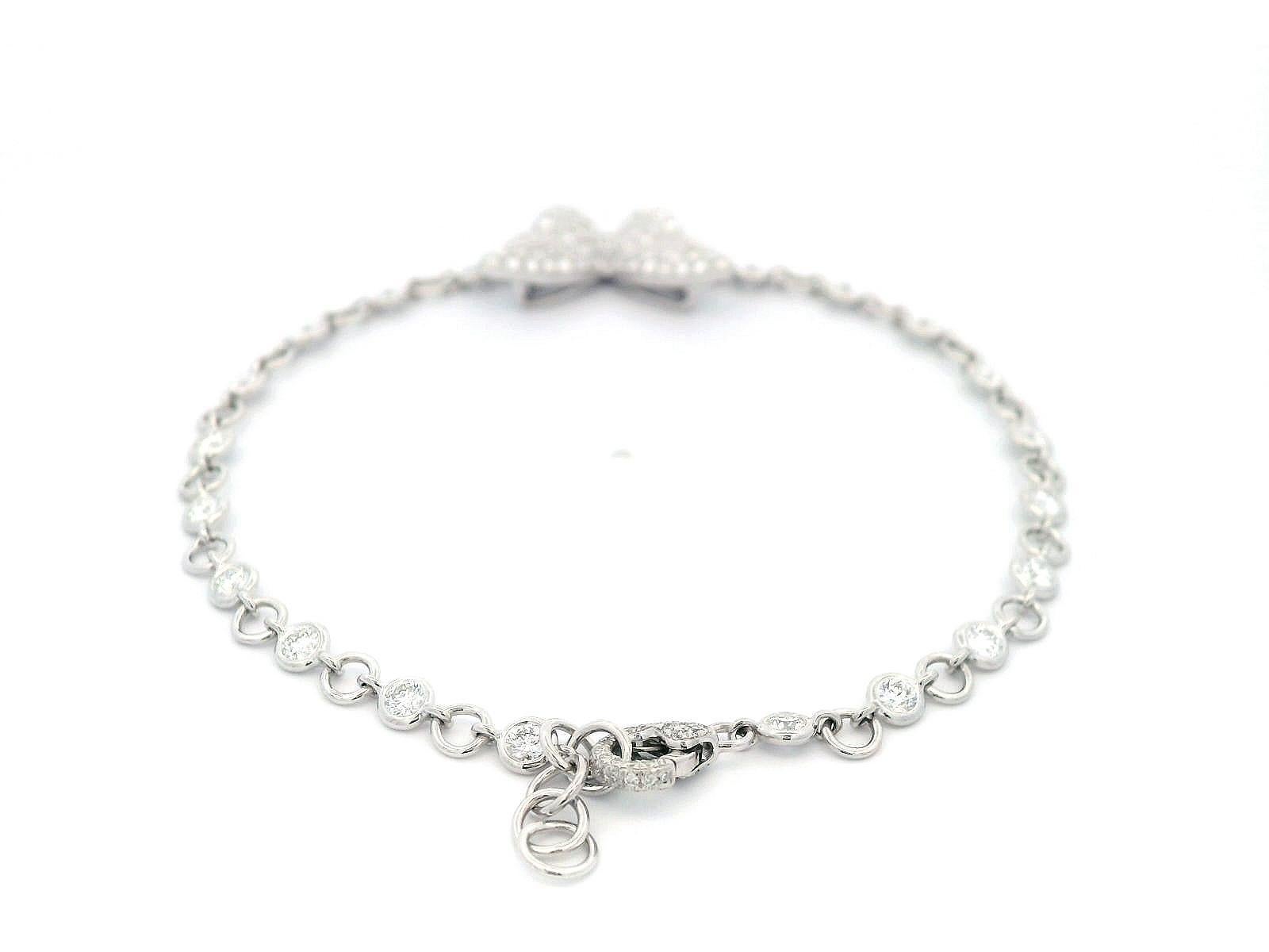 Bellissimo bracciale petit butterfly di Alexander Beverly Hills.
139 diamanti rotondi, 1,34 carati in totale. Colore F/G e purezza VS. Incastonato in oro bianco 18 carati, 5,10 grammi, 6,75-7,25 pollici.
Su richiesta, una valutazione digitale
