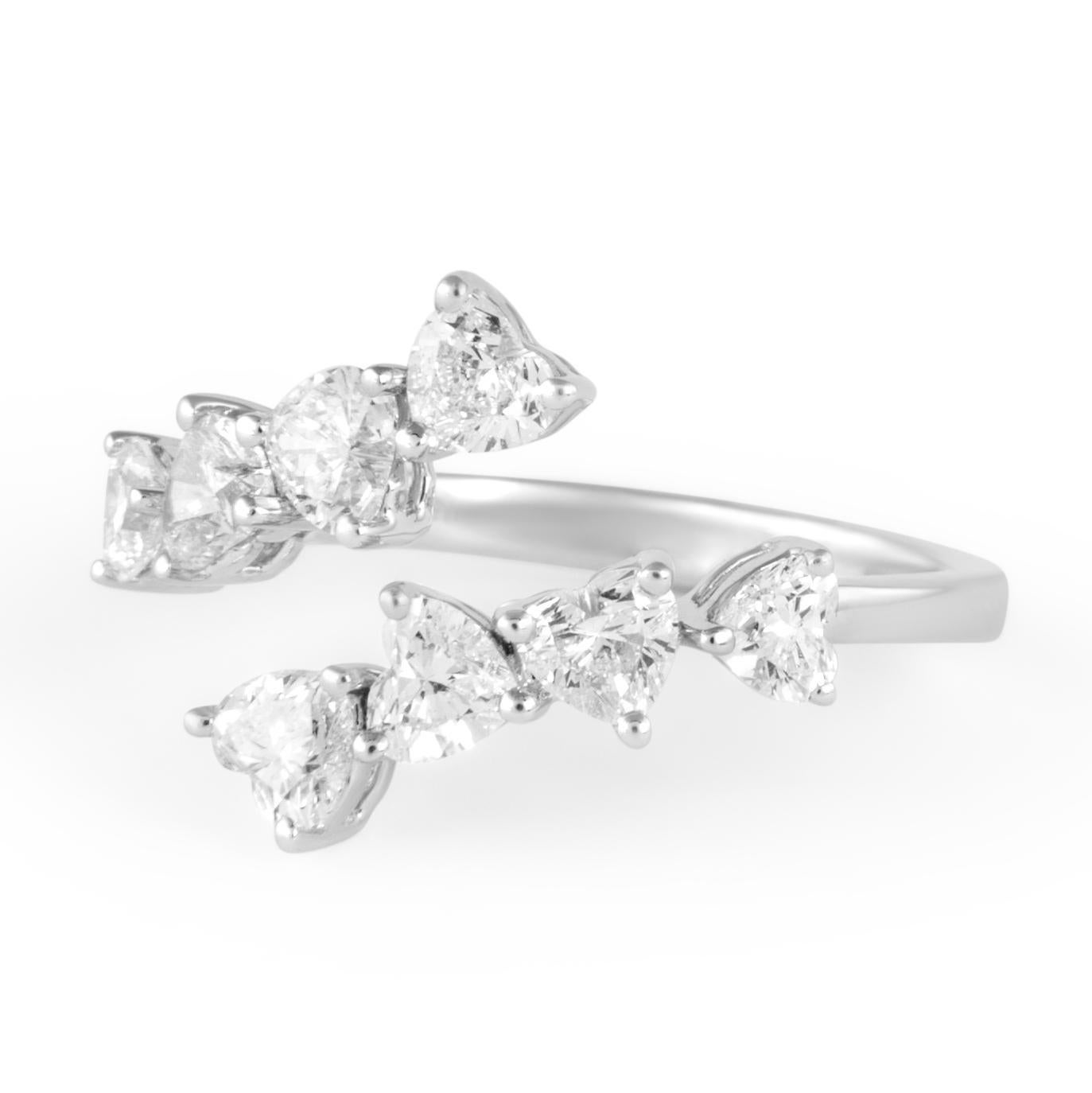Stupendo anello bypass con diamante naturale a cuore moderno, firmato Alexander Beverly Hills.
8 diamanti a forma di cuore, 1,40 carati. Colore di grado D-E e purezza VVS. Oro bianco 18 carati, 3,46 grammi, misura attuale dell'anello 6,75.
Su